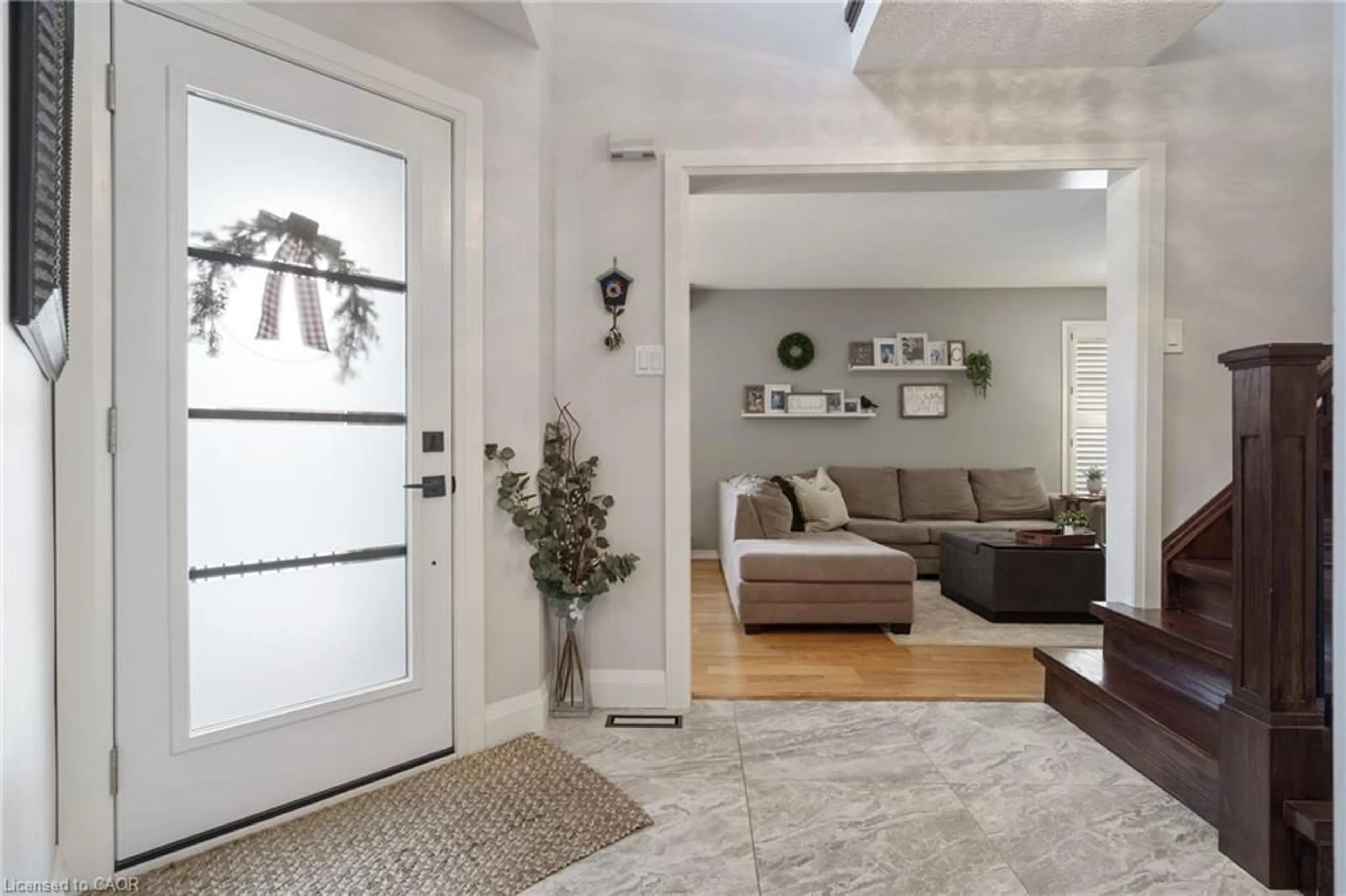 Indoor entryway for 213 Fellowes Cres, Waterdown Ontario L0R 2H3