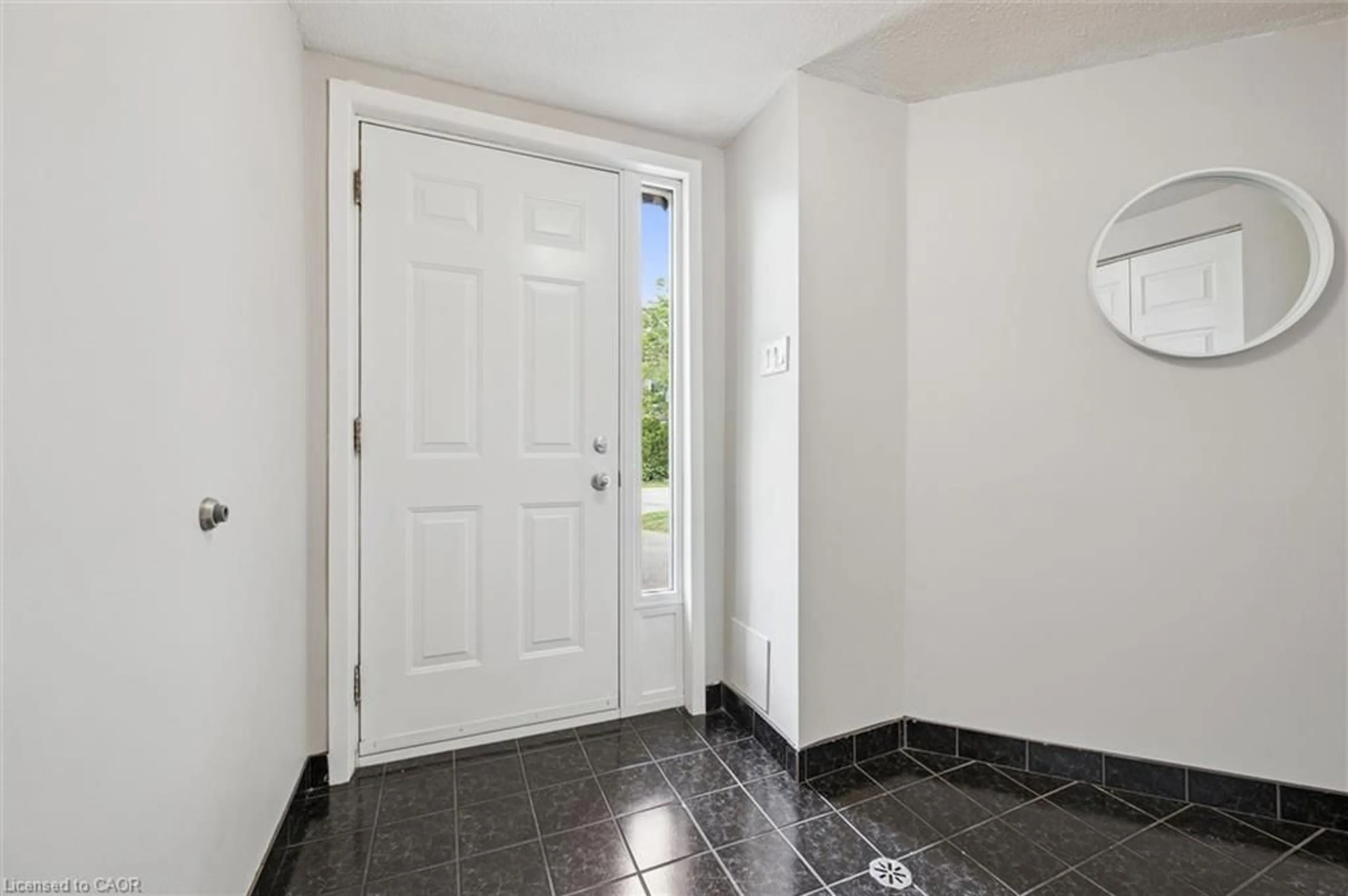 Indoor entryway for 60 Elmsdale Dr #25, Kitchener Ontario N2E 2G4