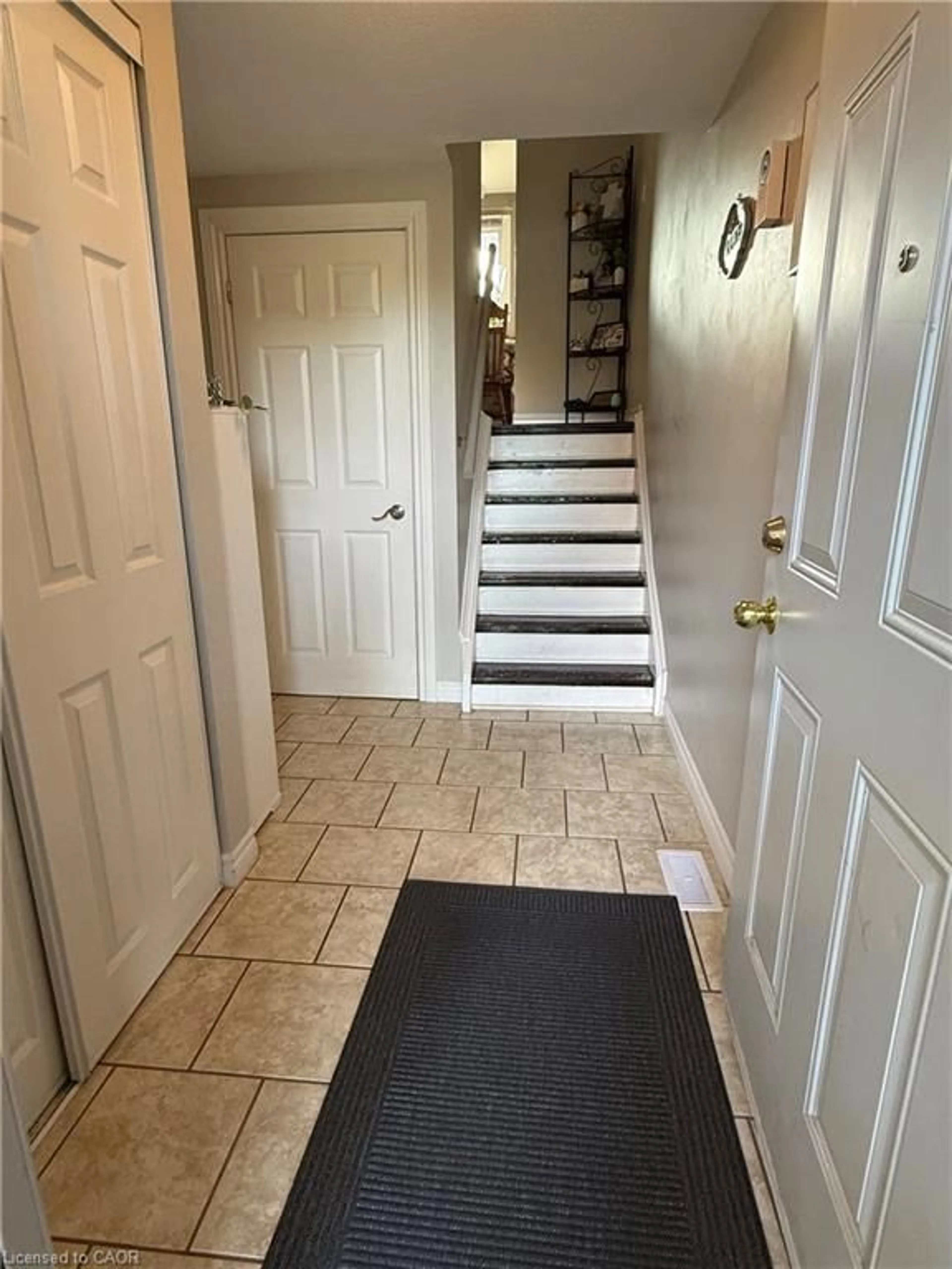 Indoor entryway for 444 Stone Church Rd #R5, Hamilton Ontario L9B 1R1