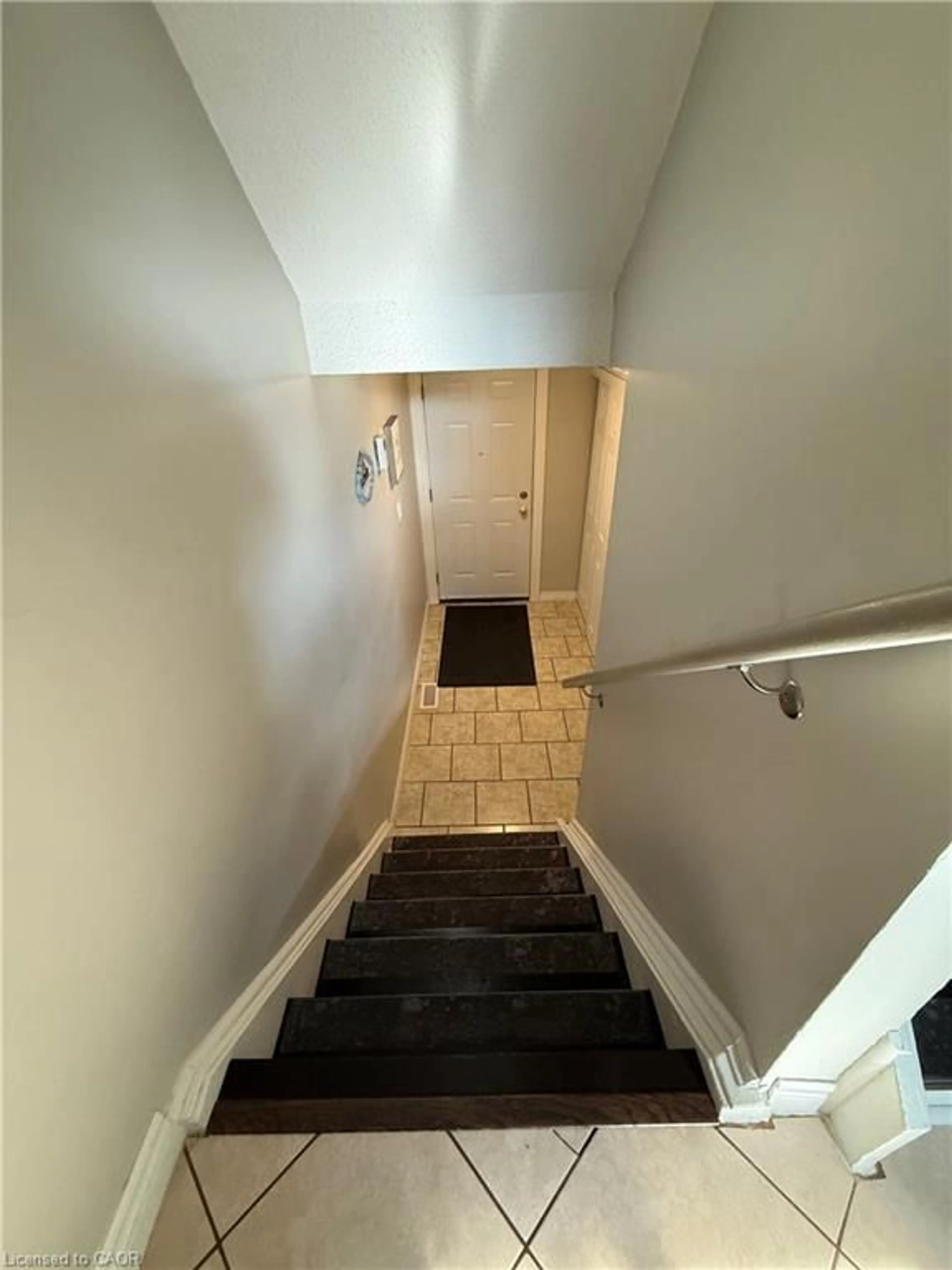 Stairs for 444 Stone Church Rd #R5, Hamilton Ontario L9B 1R1