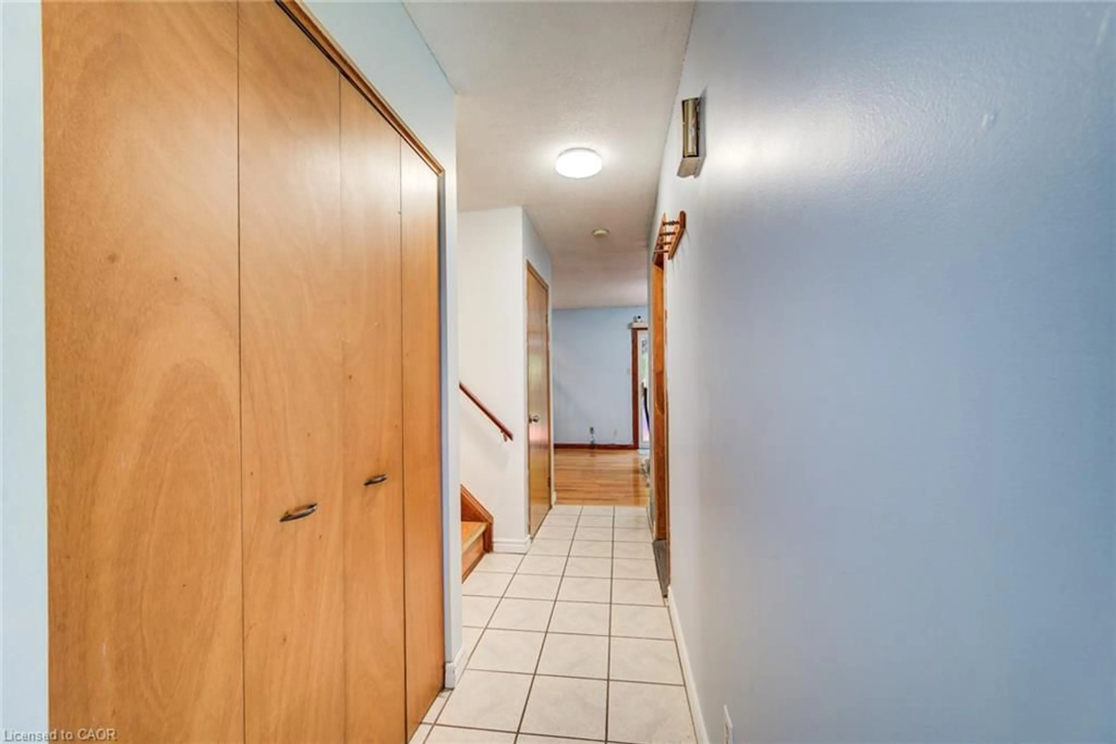 Indoor foyer for 282 Driftwood Dr, Kitchener Ontario N2N 1X6