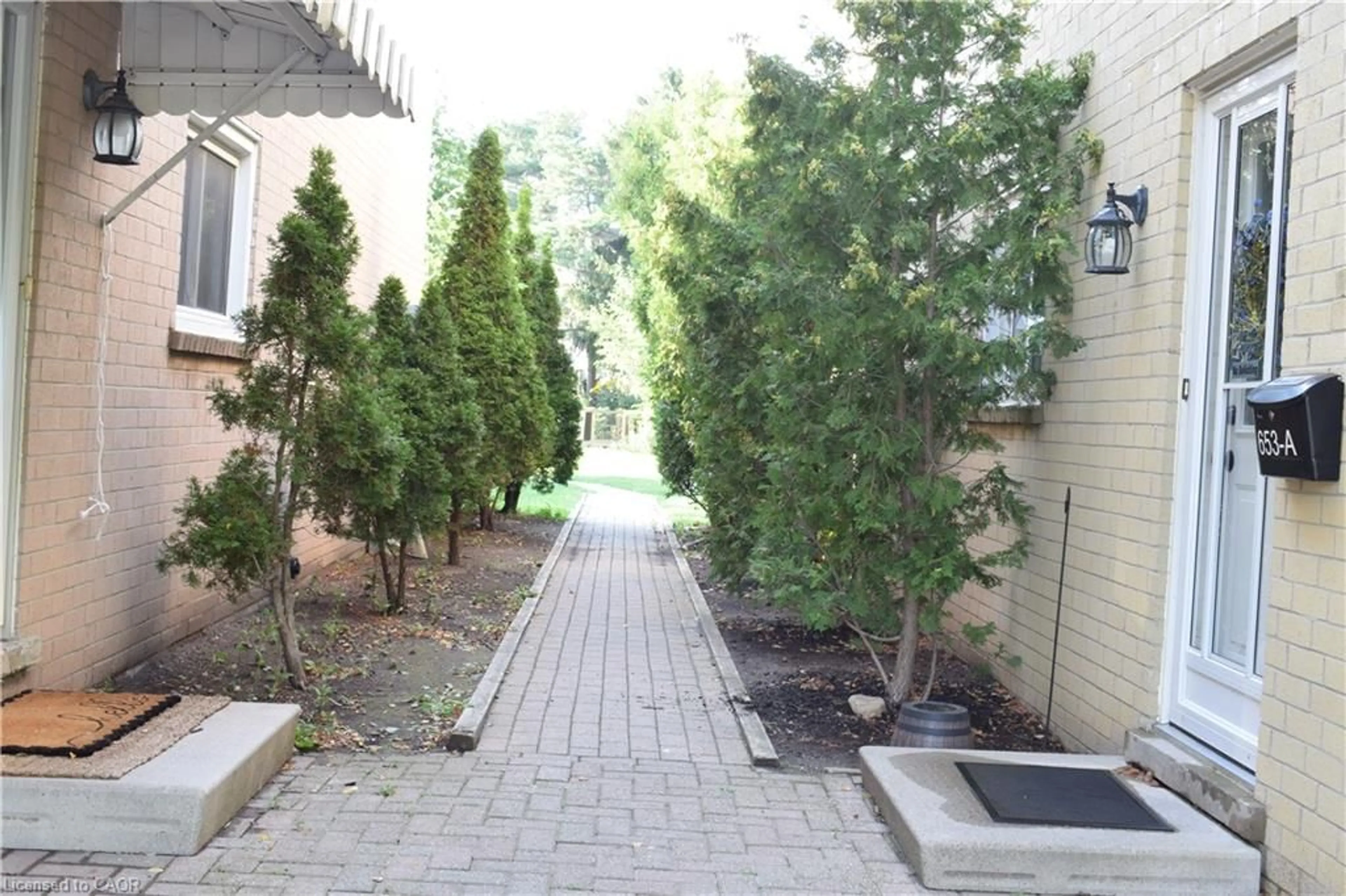 Patio, street for 655 Albert St #A, Waterloo Ontario N2L 3V5
