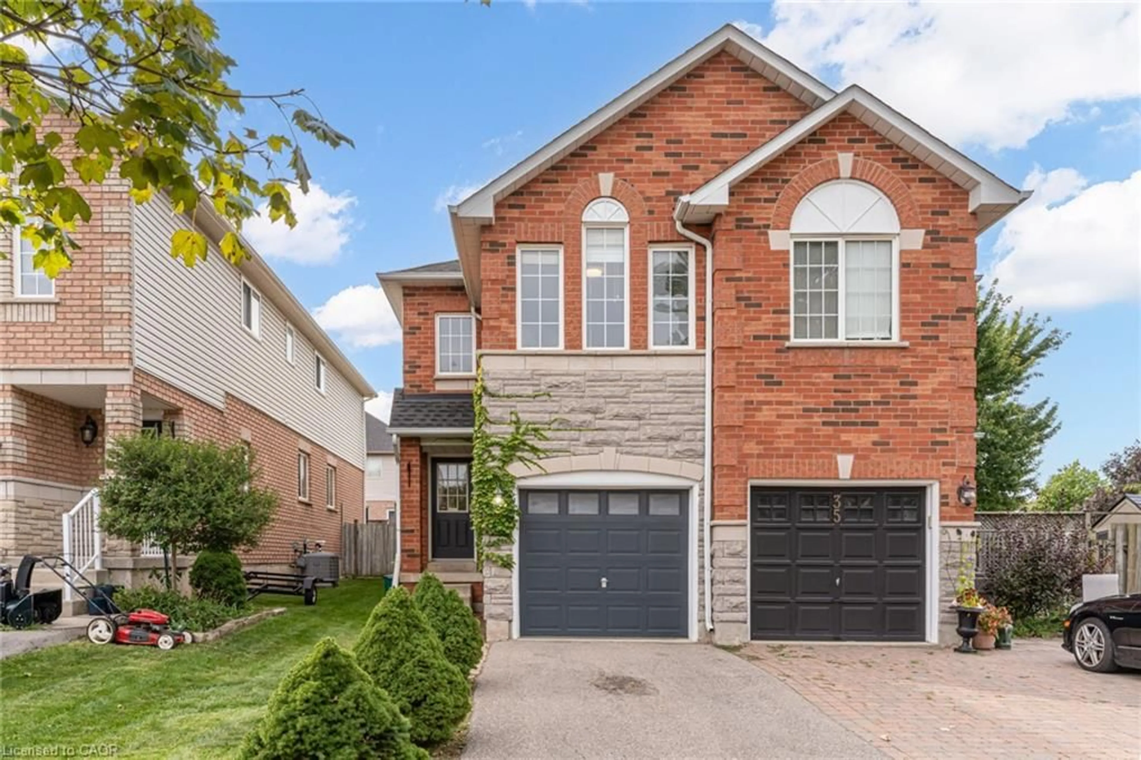 Home with brick exterior material, street for 33 Slater Crt, Waterdown Ontario L0R 2H3