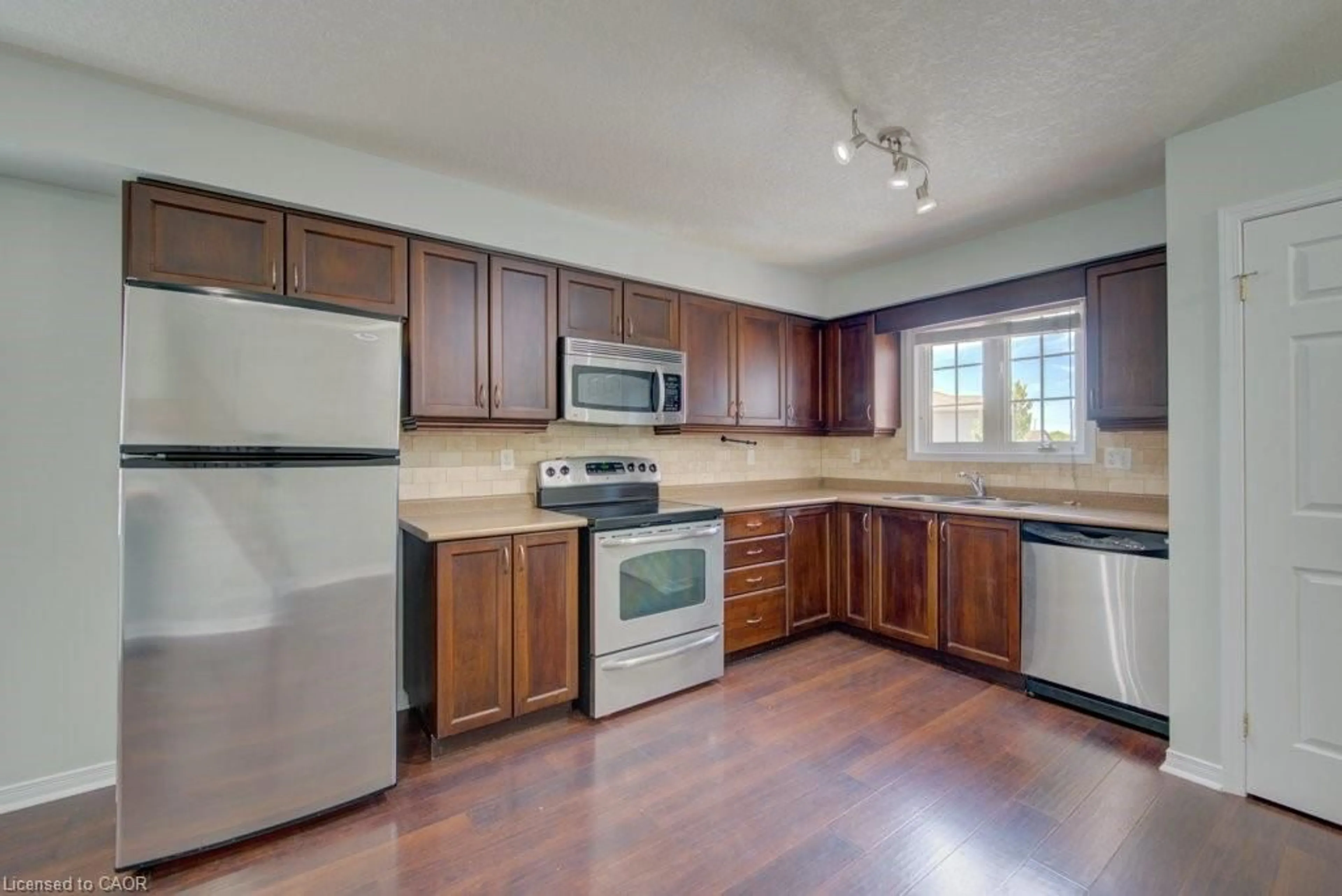 Standard kitchen, wood/laminate floor for 240 Westmeadow Dr #15C, Kitchener Ontario N2N 0A1