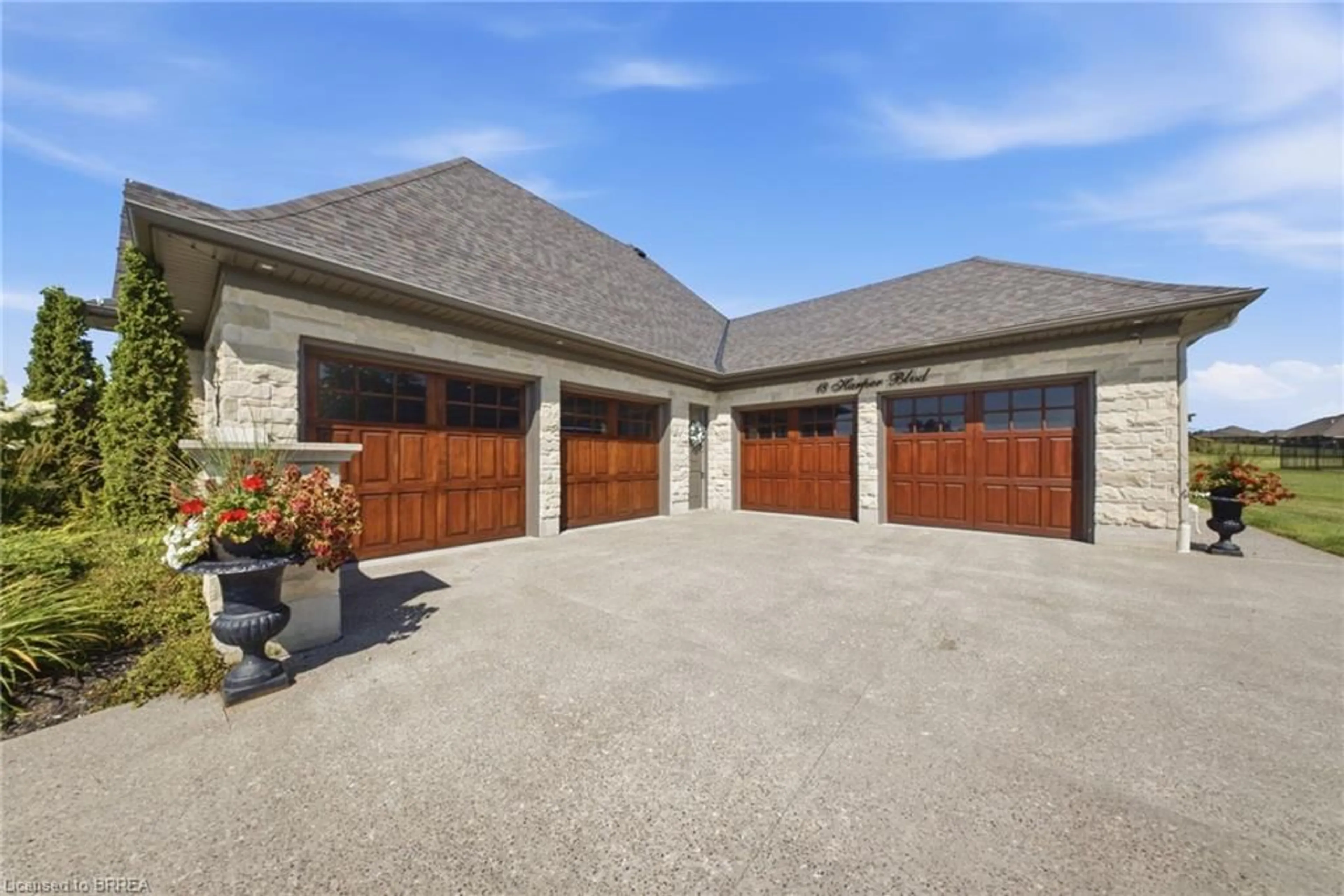 Indoor garage for 18 Harper Blvd, Brantford Ontario N3T 0E1