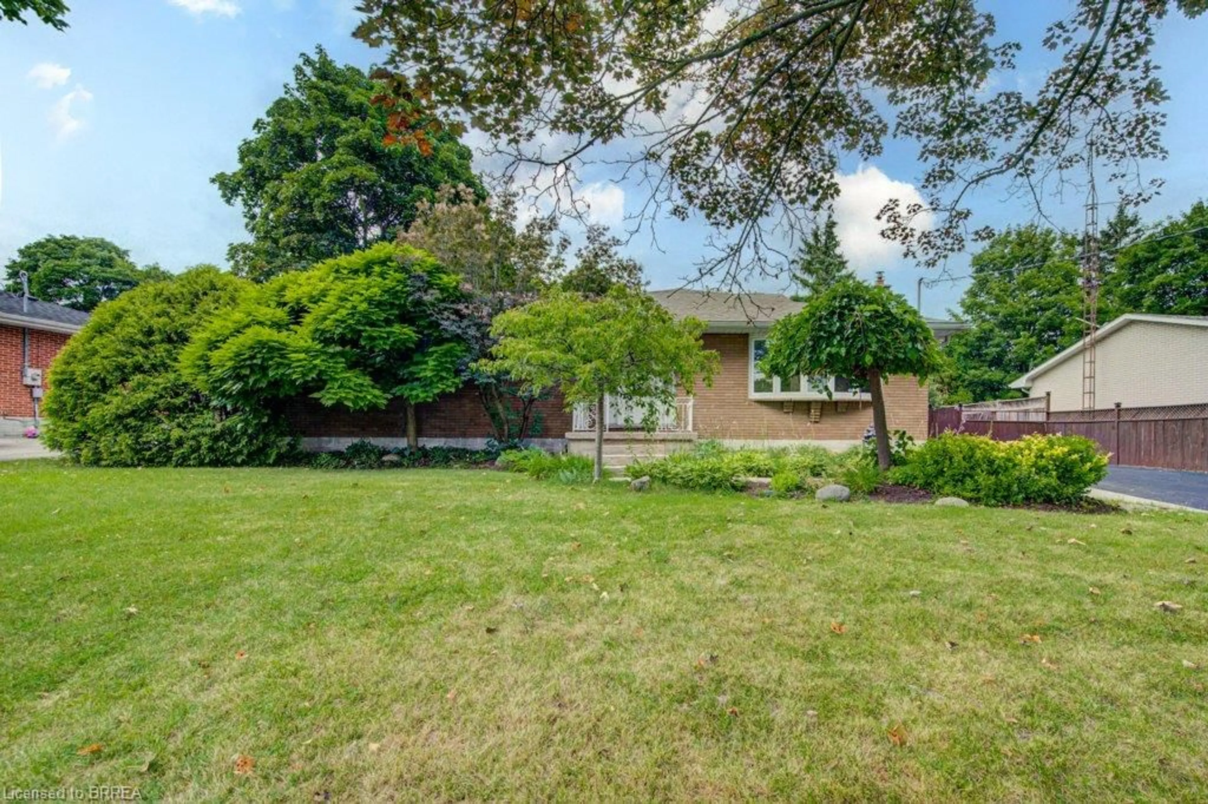 A pic from outside/outdoor area/front of a property/back of a property/a pic from drone, unknown for 6 Bayly Dr, Paris Ontario N3L 2P9