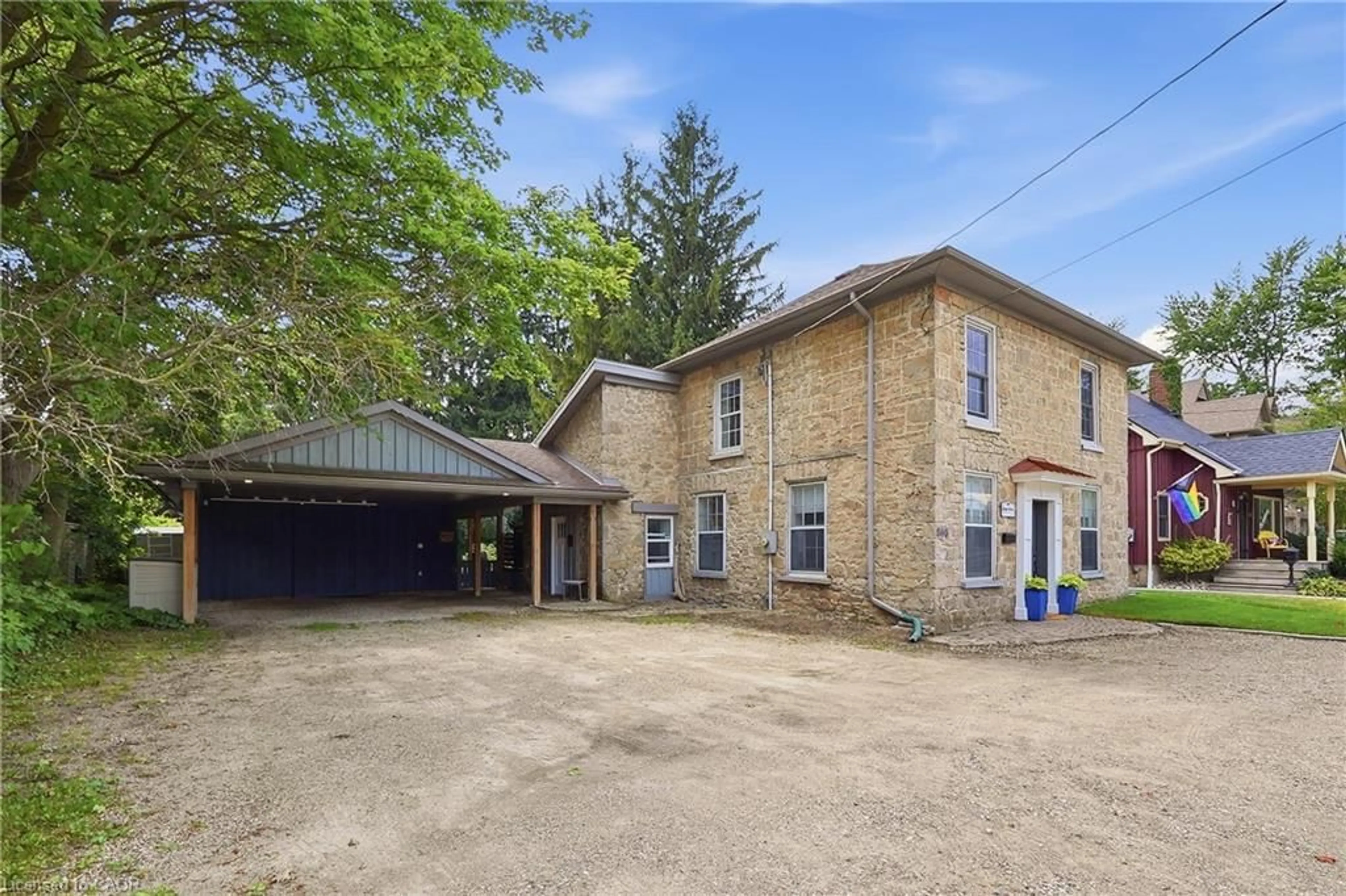 A pic from outside/outdoor area/front of a property/back of a property/a pic from drone, building for 565 St David St, Fergus Ontario N1M 2K5