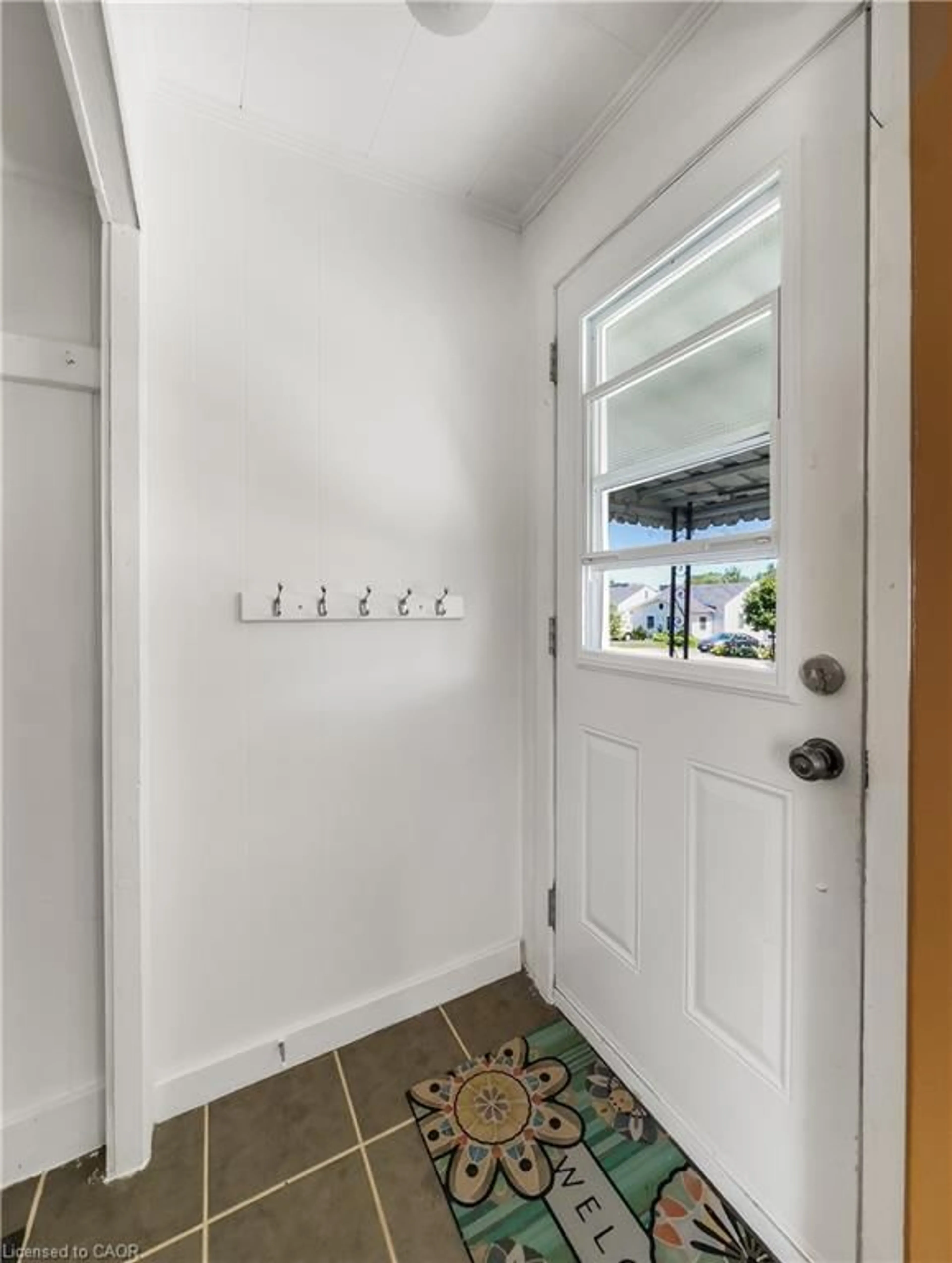 Indoor entryway for 84 Carleton St, Kingston Ontario K7K 4G1