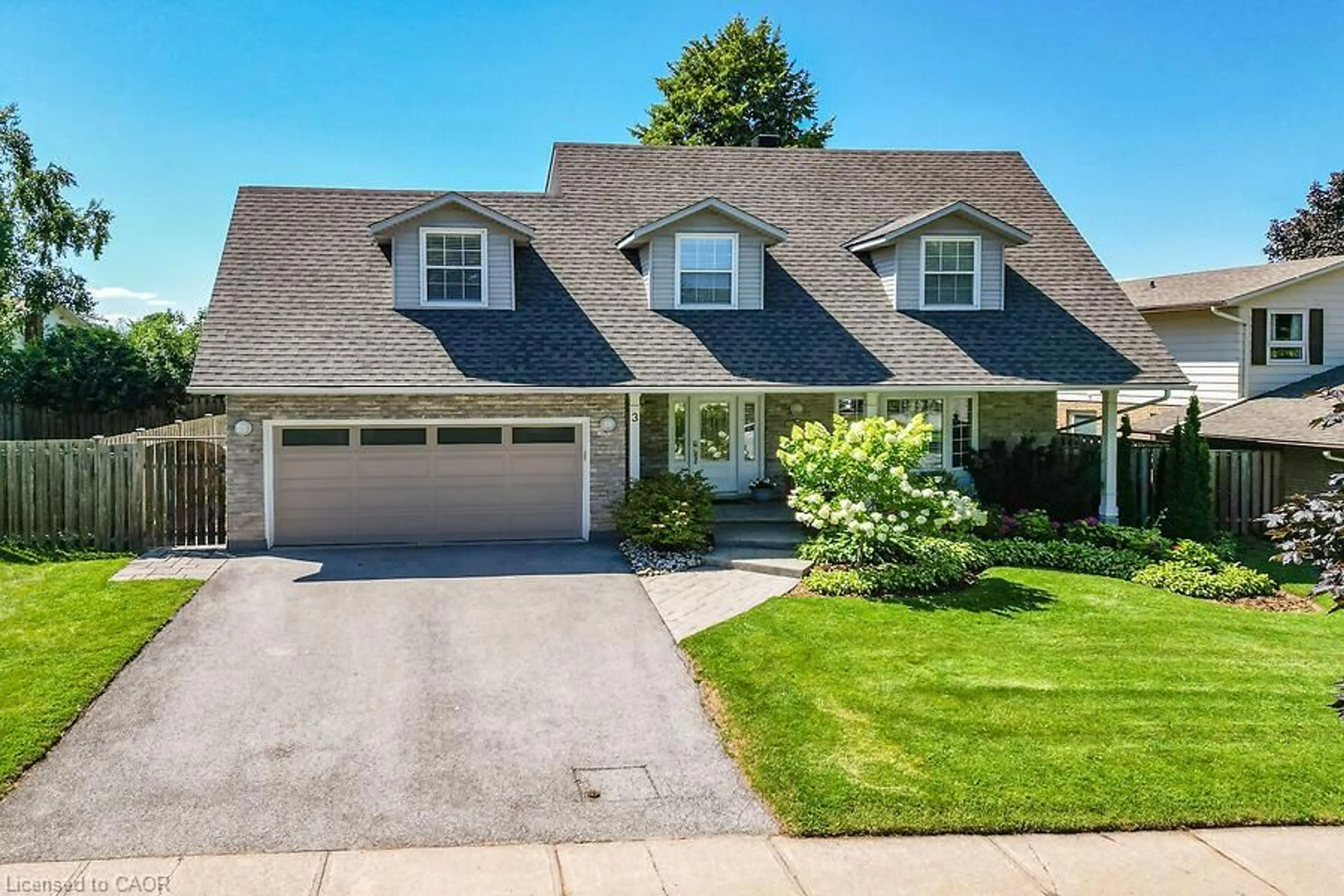 Home with vinyl exterior material, street for 3 Bal Harbour Dr, Grimsby Ontario L3M 4M3