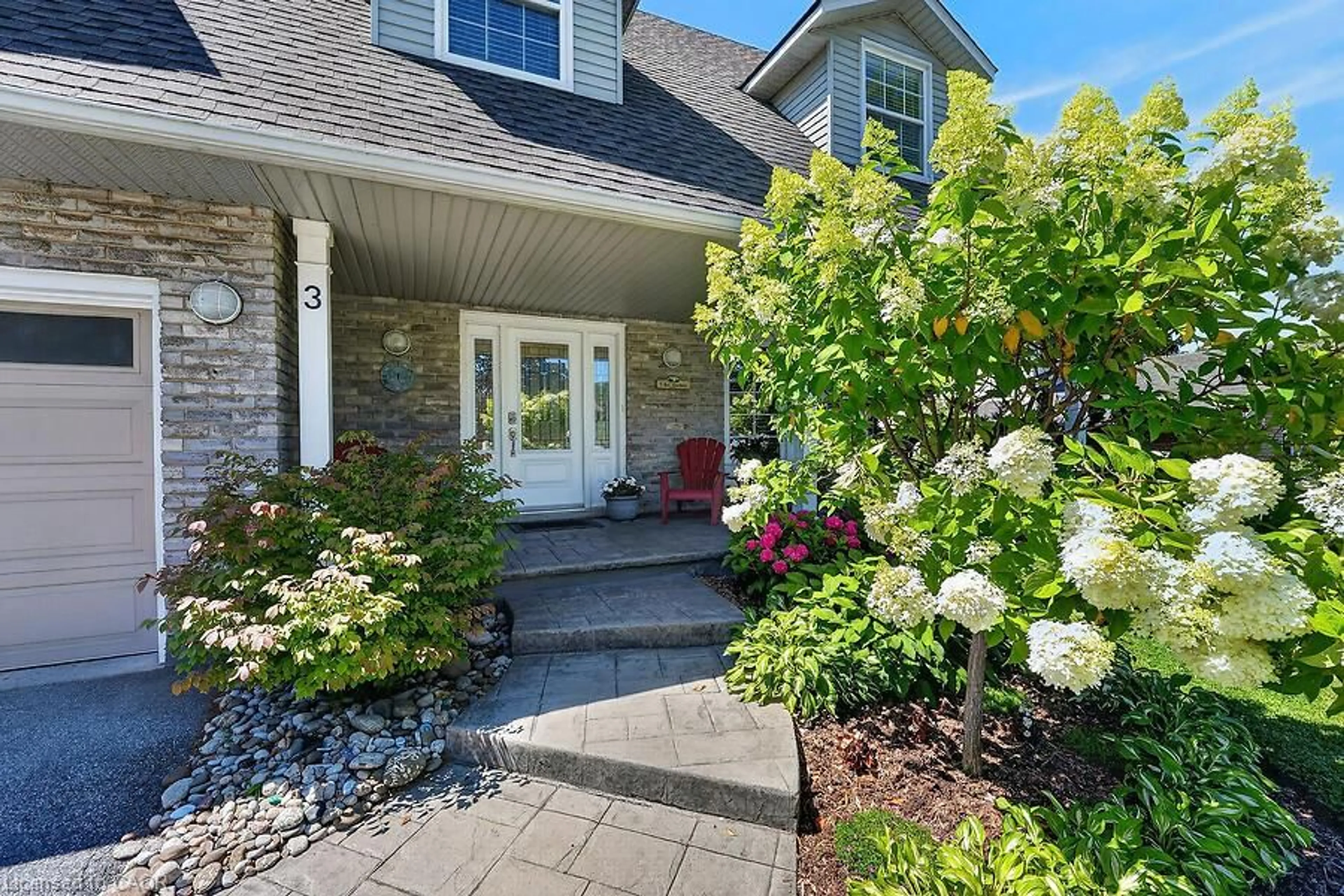 Indoor entryway for 3 Bal Harbour Dr, Grimsby Ontario L3M 4M3