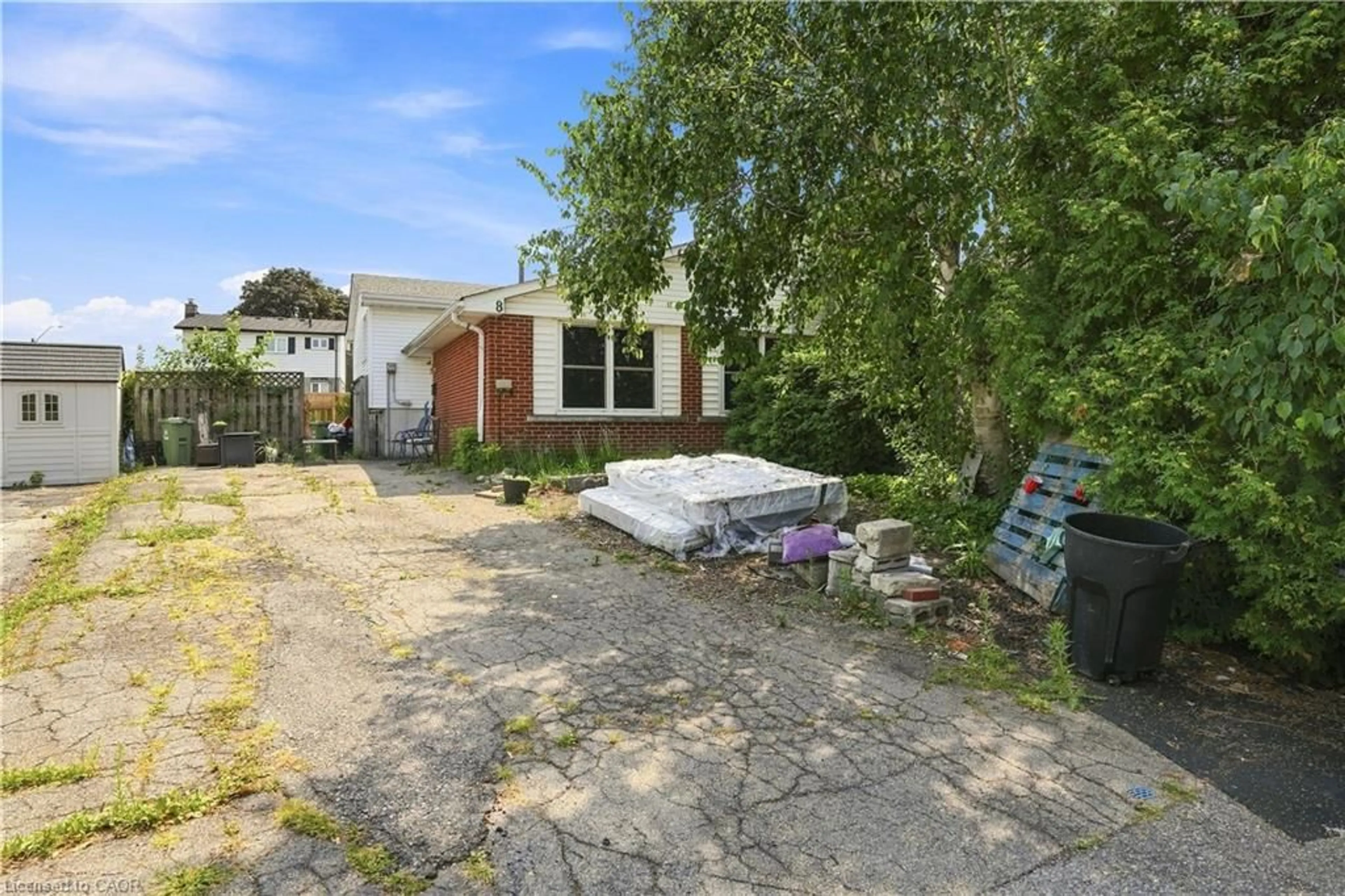 A pic from outside/outdoor area/front of a property/back of a property/a pic from drone, street for 8 Brendan Crt, Hamilton Ontario L8T 4R4