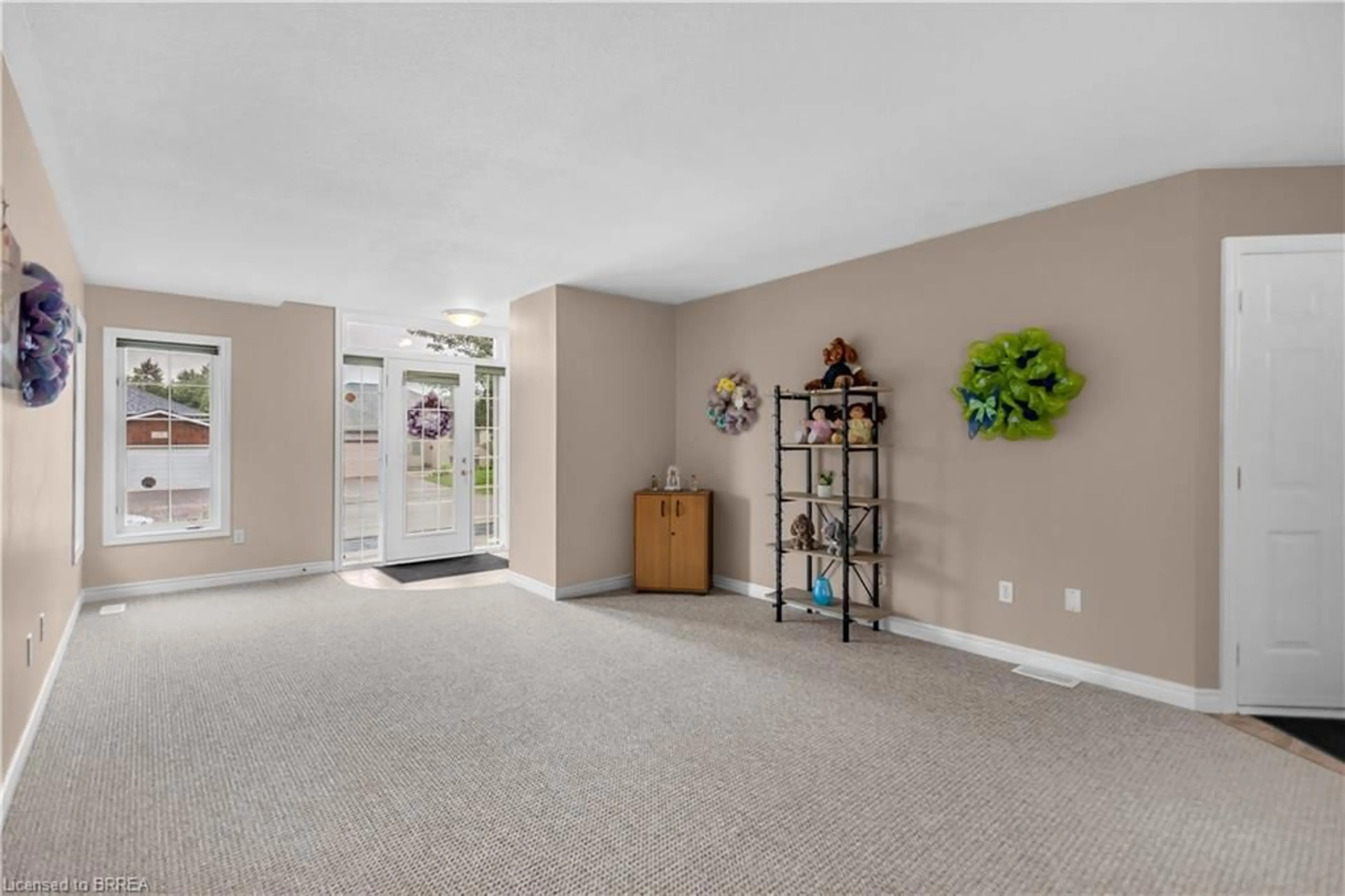 Indoor foyer for 25 Sudds Lane, Brantford Ontario N3T 6M5