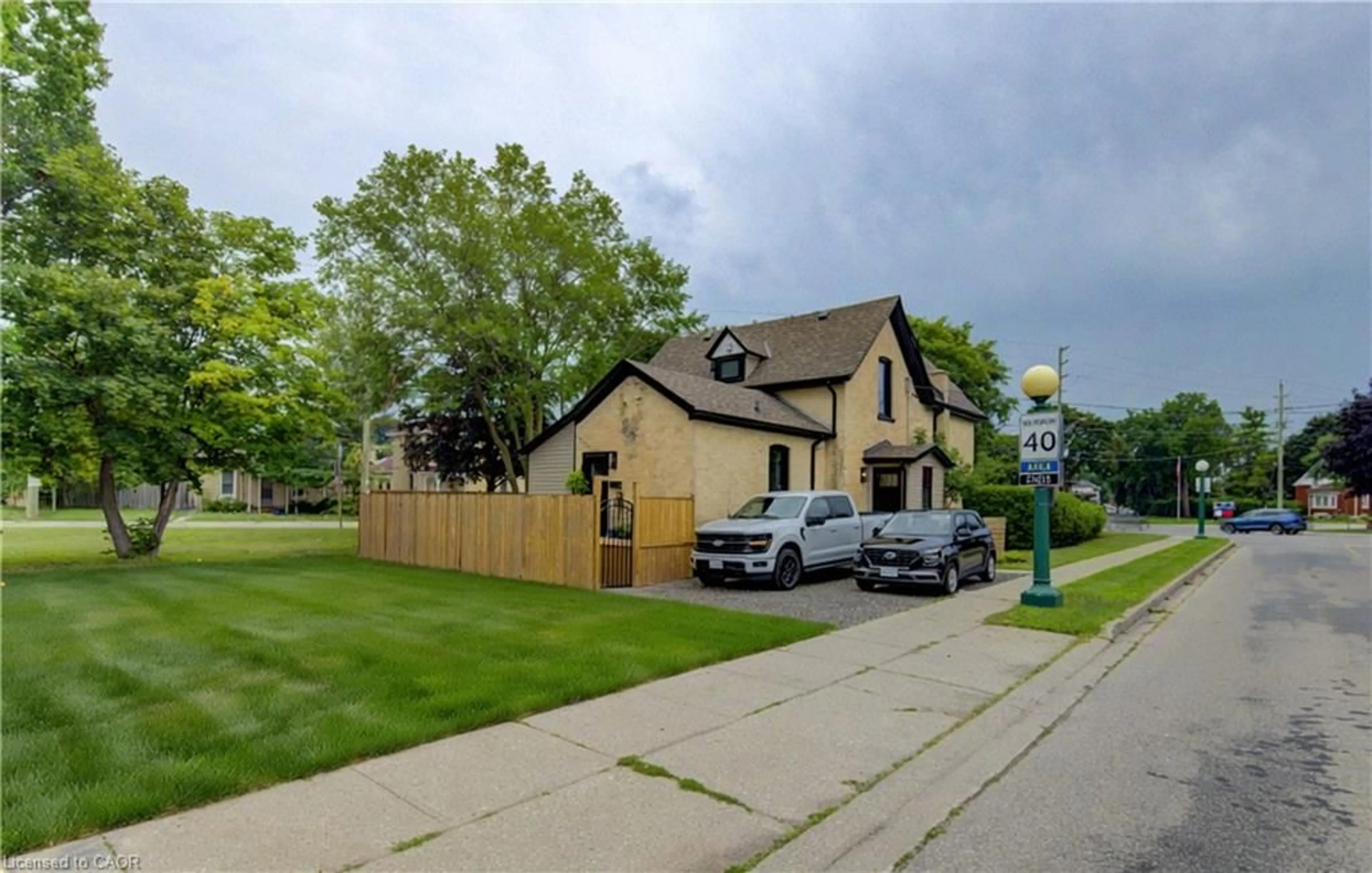 A pic from outside/outdoor area/front of a property/back of a property/a pic from drone, street for 86 St Andrews St, Cambridge Ontario N1S 1M4