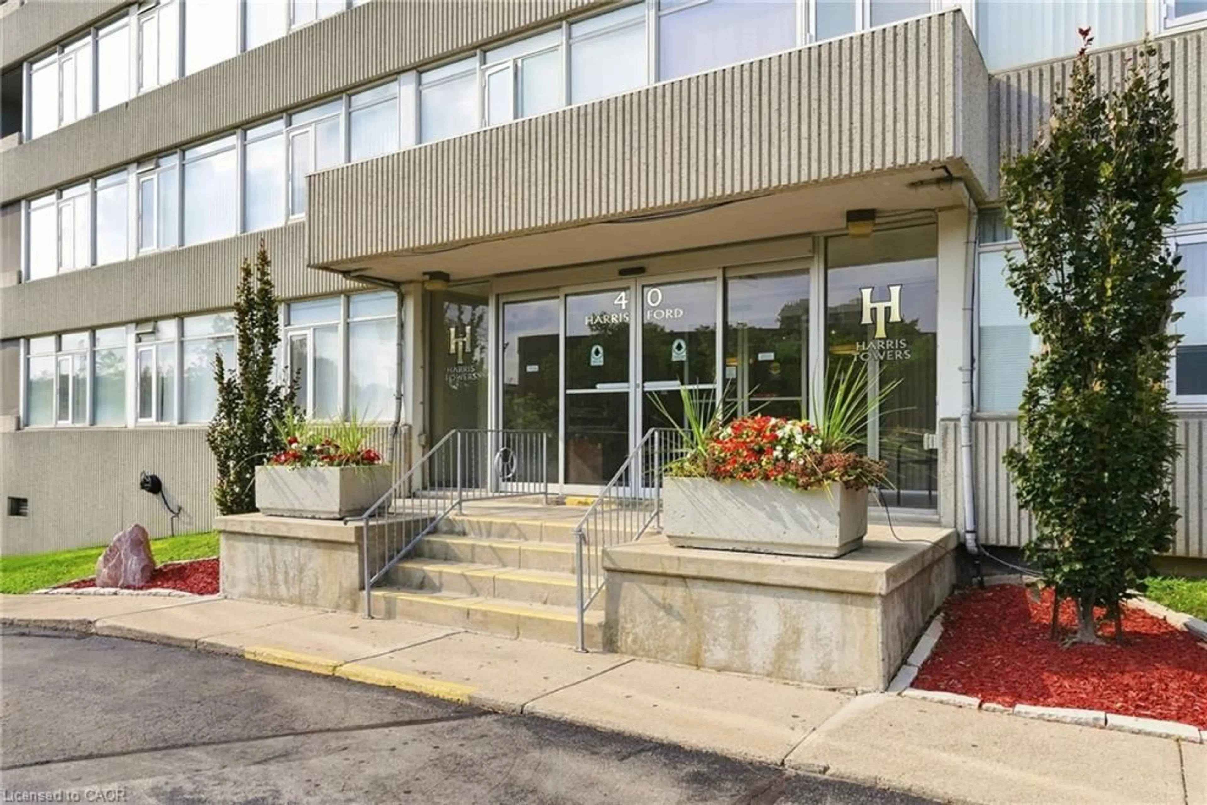 Indoor foyer for 40 Harrisford St #904, Hamilton Ontario L8K 6N1