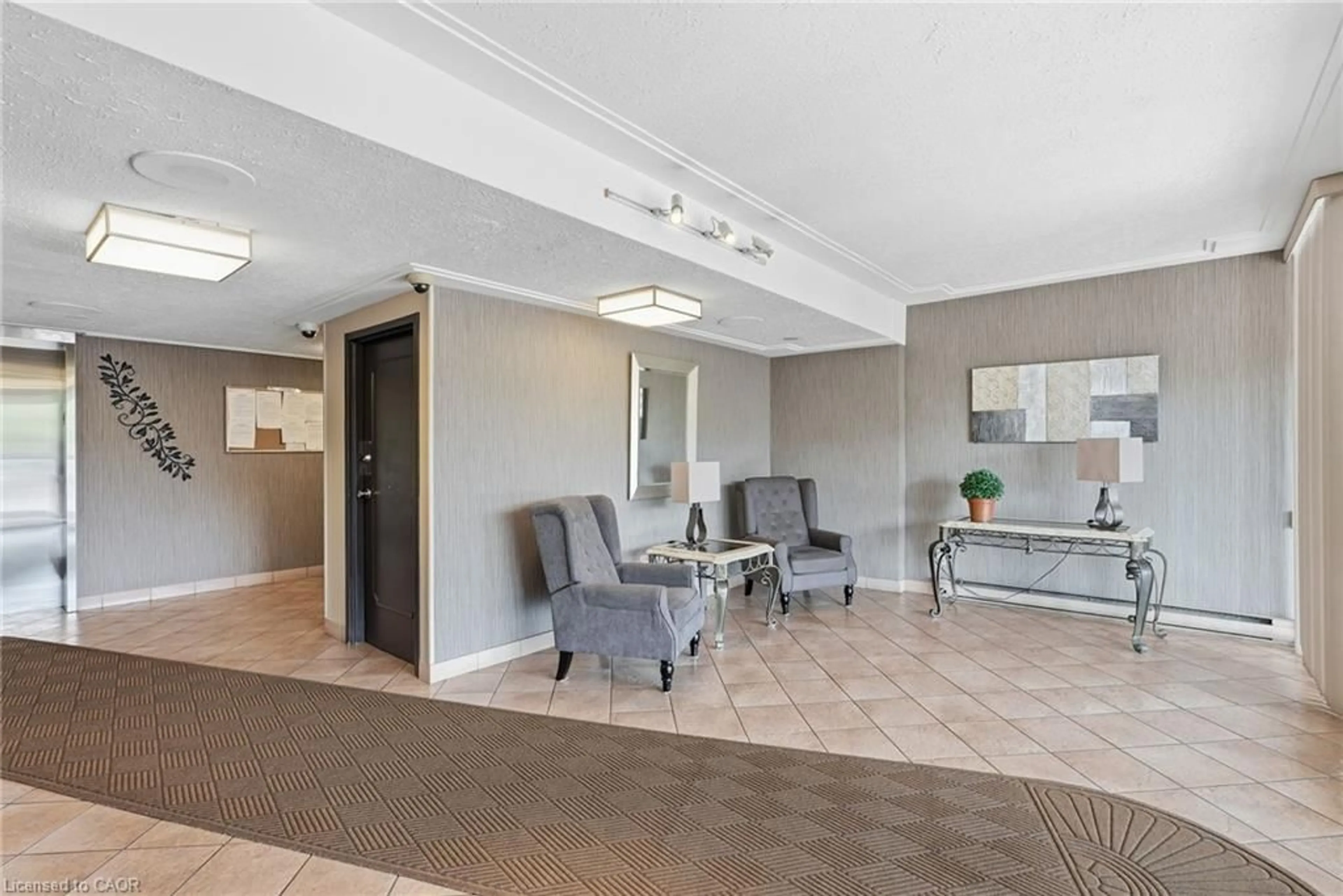 Indoor foyer for 40 Harrisford St #904, Hamilton Ontario L8K 6N1
