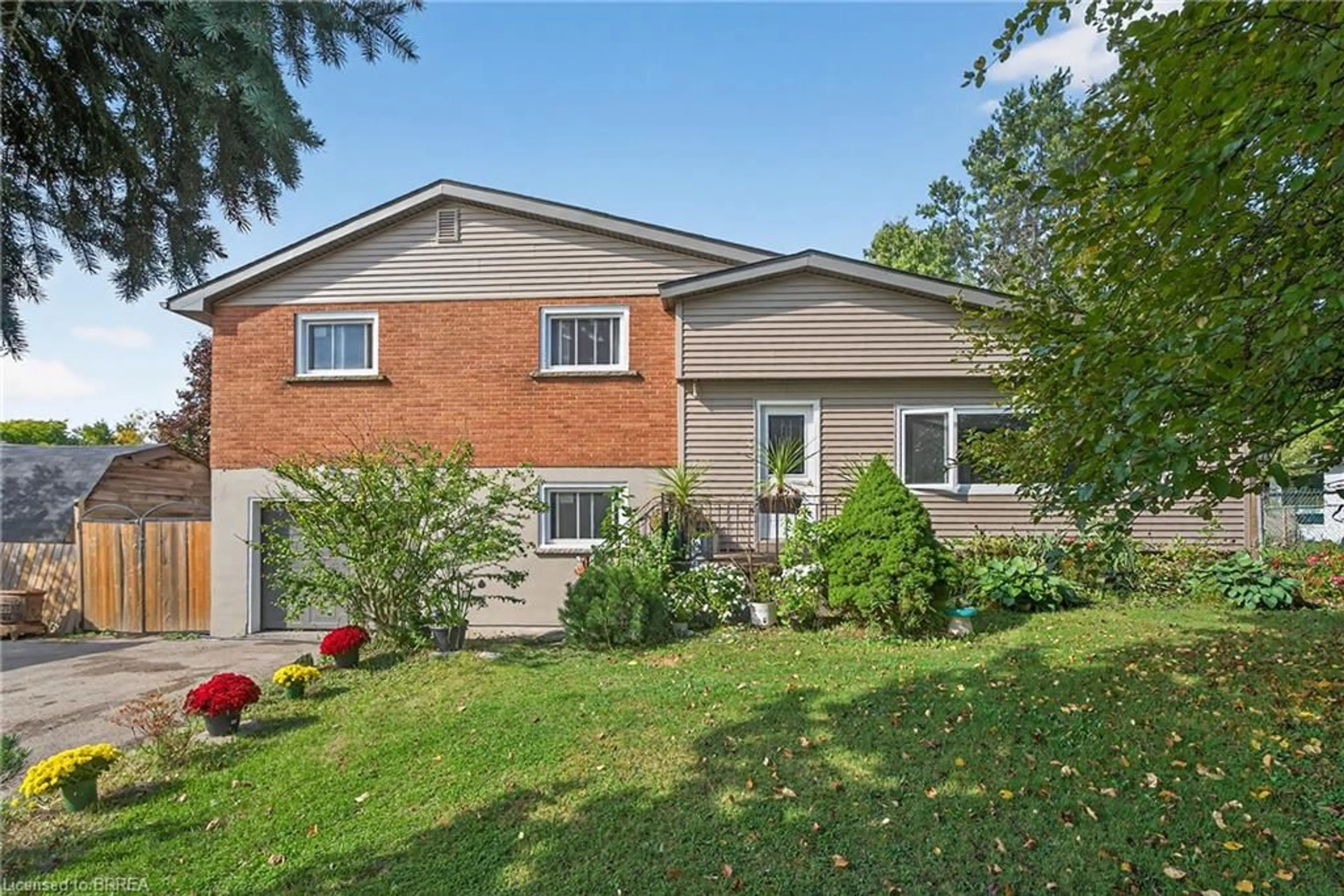 Home with brick exterior material, street for 312 Old Guelph Rd, Dundas Ontario L9H 5W4