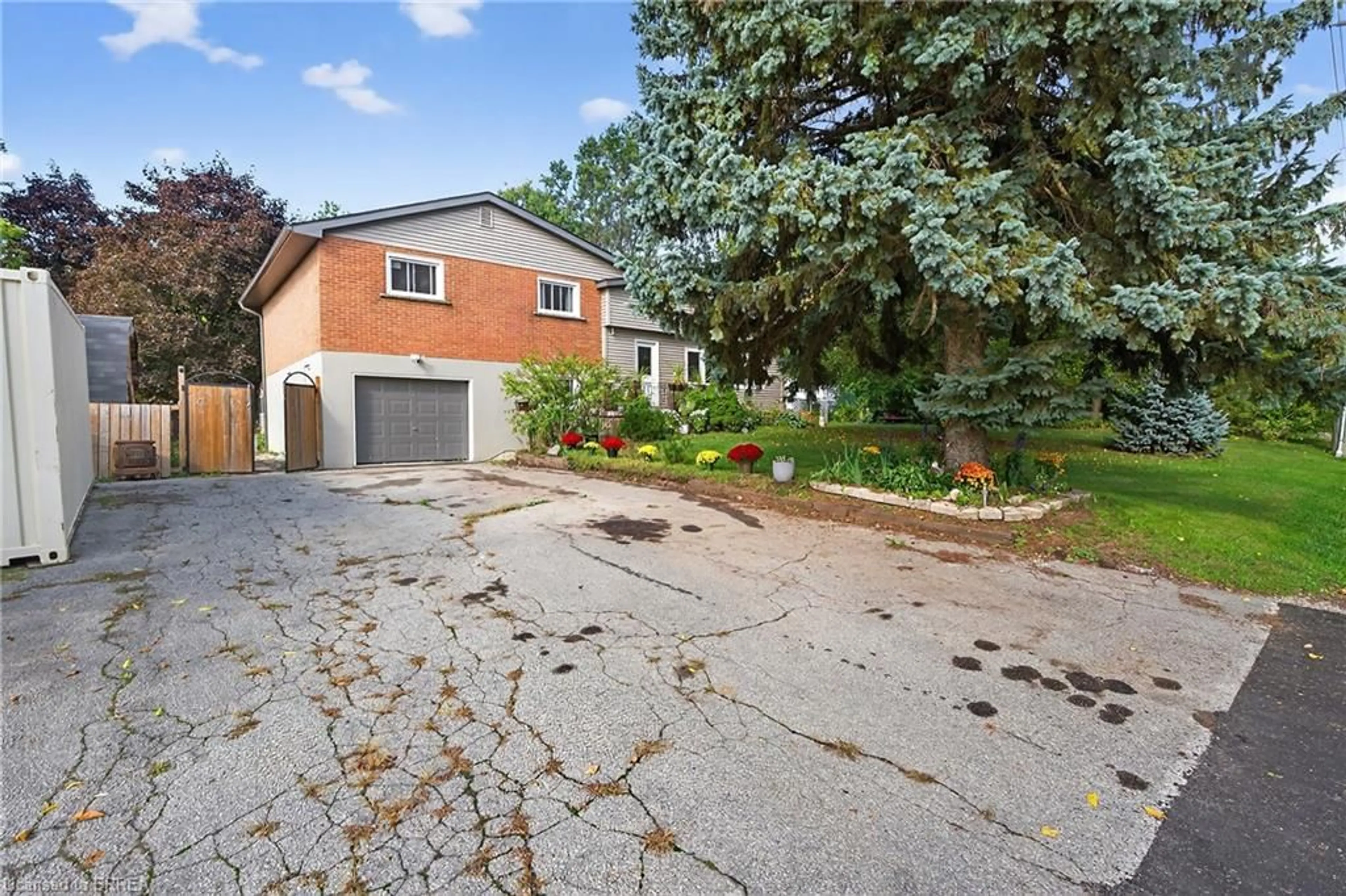 A pic from outside/outdoor area/front of a property/back of a property/a pic from drone, street for 312 Old Guelph Rd, Dundas Ontario L9H 5W4