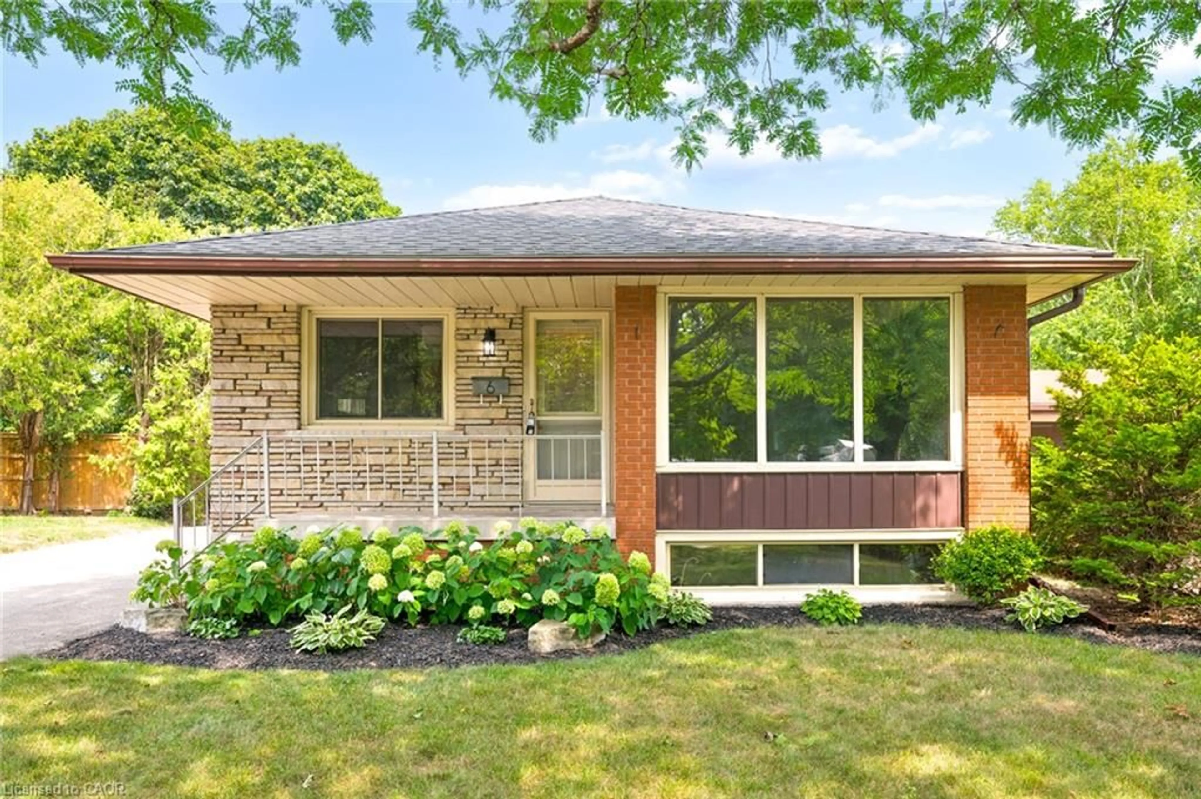 Home with brick exterior material, street for 6 Robroy Crt, Brantford Ontario N3R 3E3