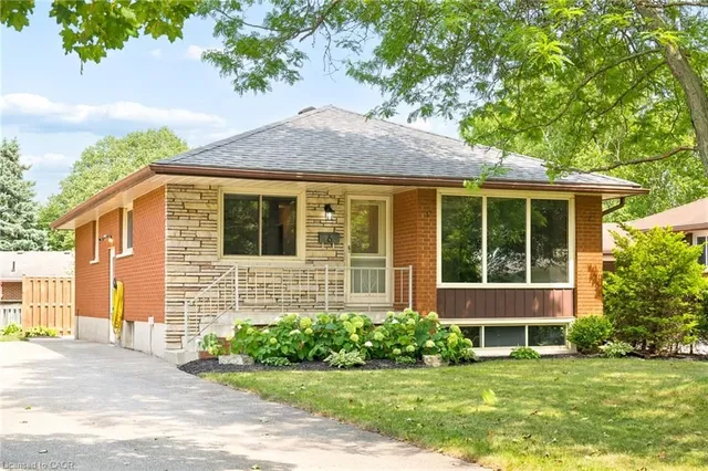 6 Robroy Crt, Brantford 2