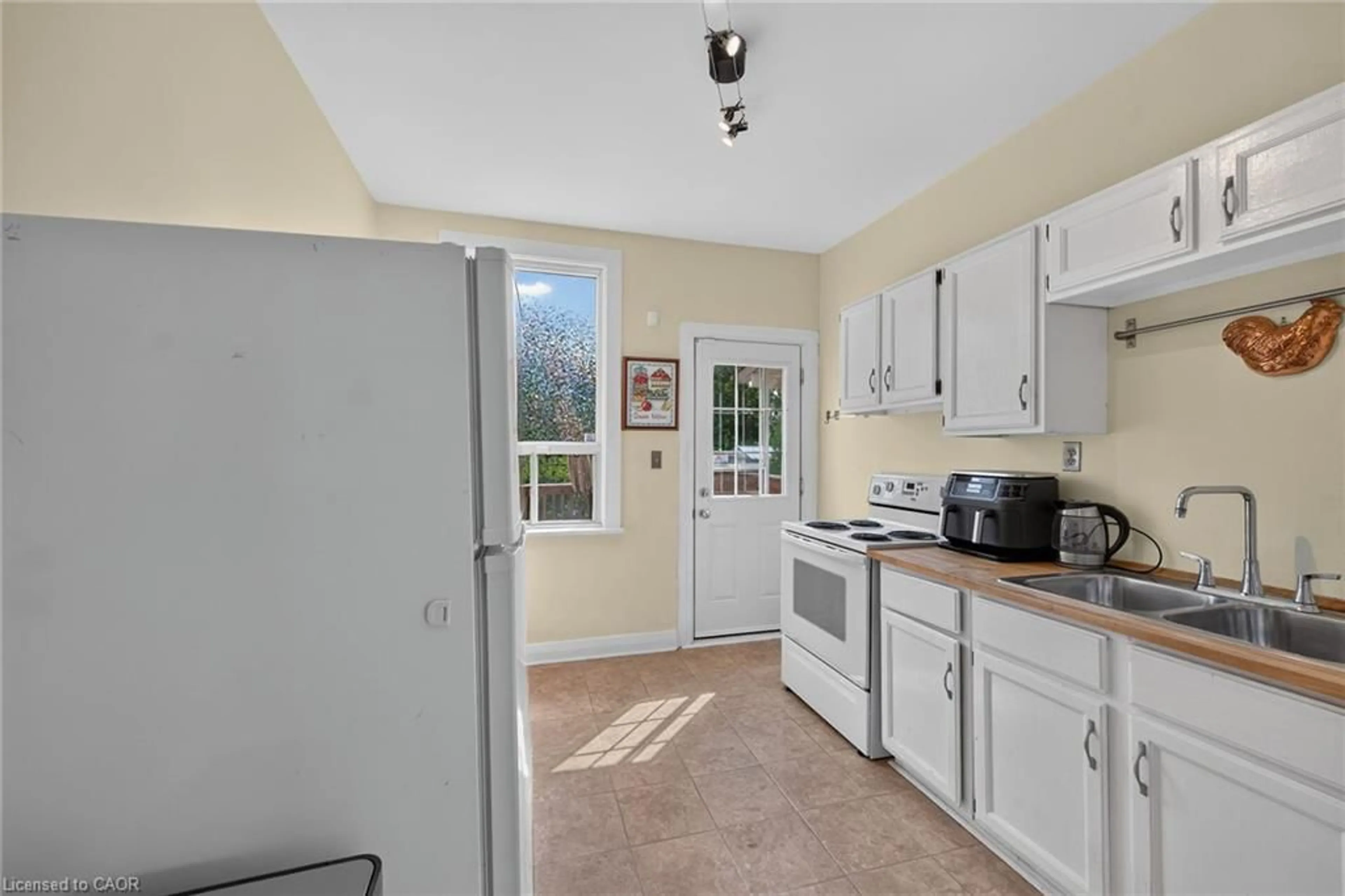 Standard kitchen, ceramic/tile floor for 230 Picton St, Hamilton Ontario L8L 3W9