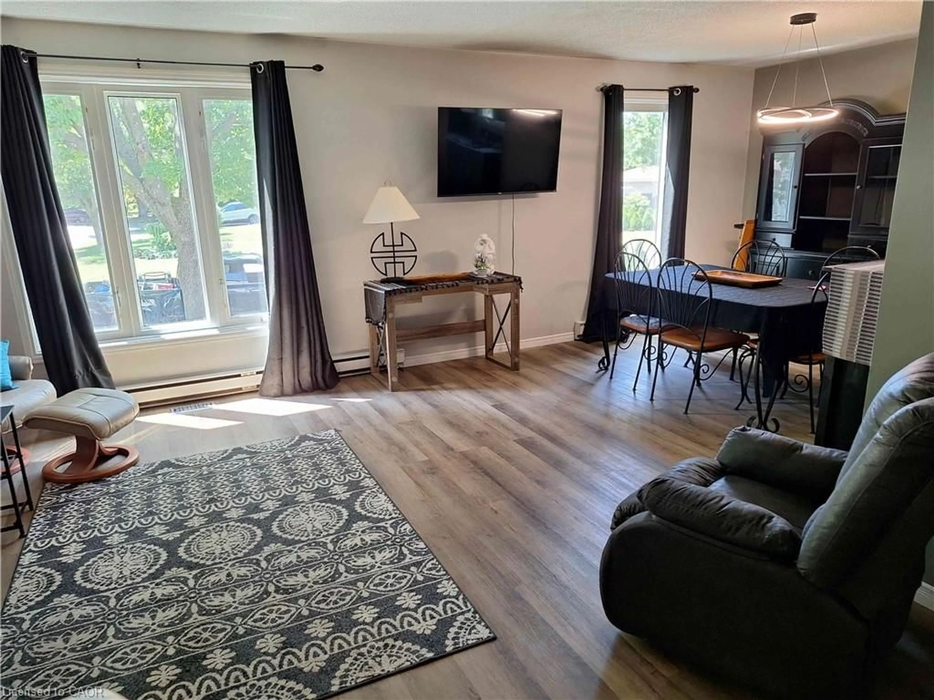 Living room with furniture, wood/laminate floor for 48 Crestlynn Cres, Simcoe Ontario N3Y 4X3