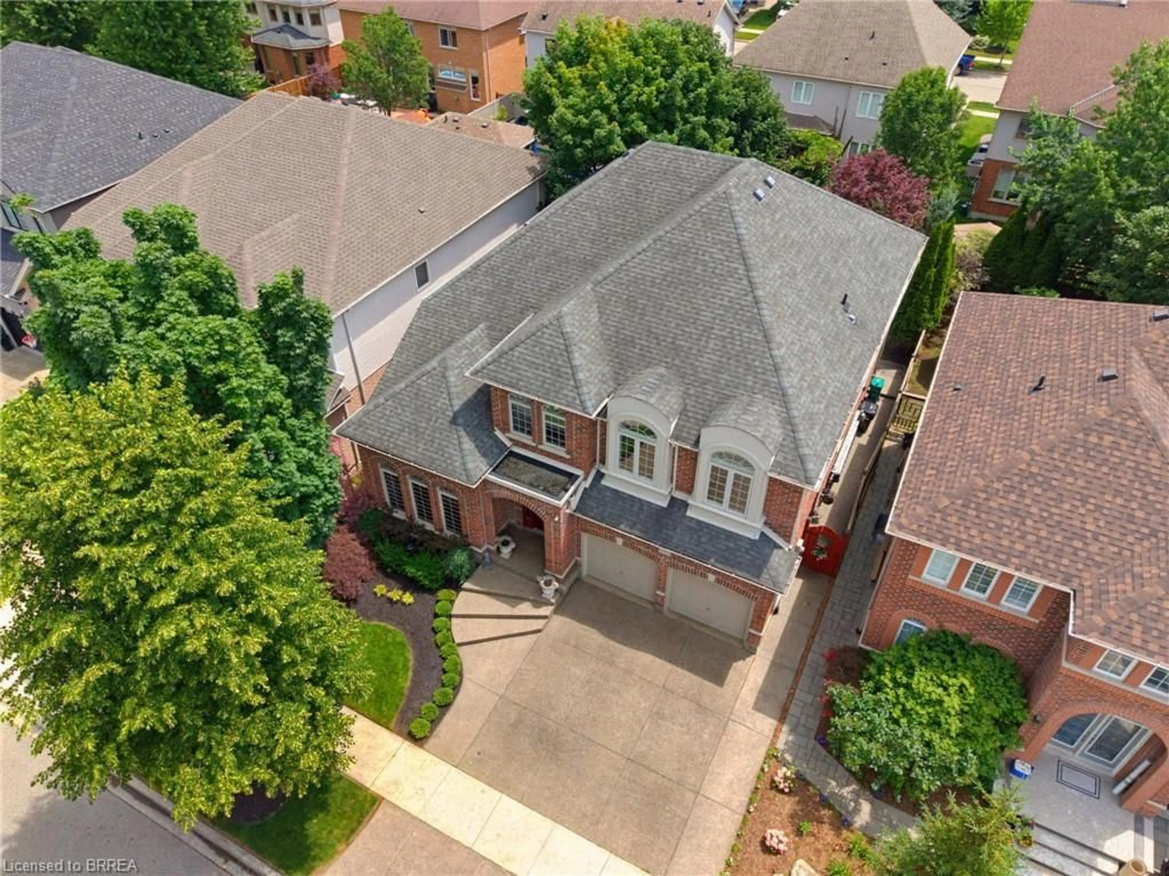 A pic from outside/outdoor area/front of a property/back of a property/a pic from drone, street for 141 Falconridge Dr, Kitchener Ontario N2K 4J9