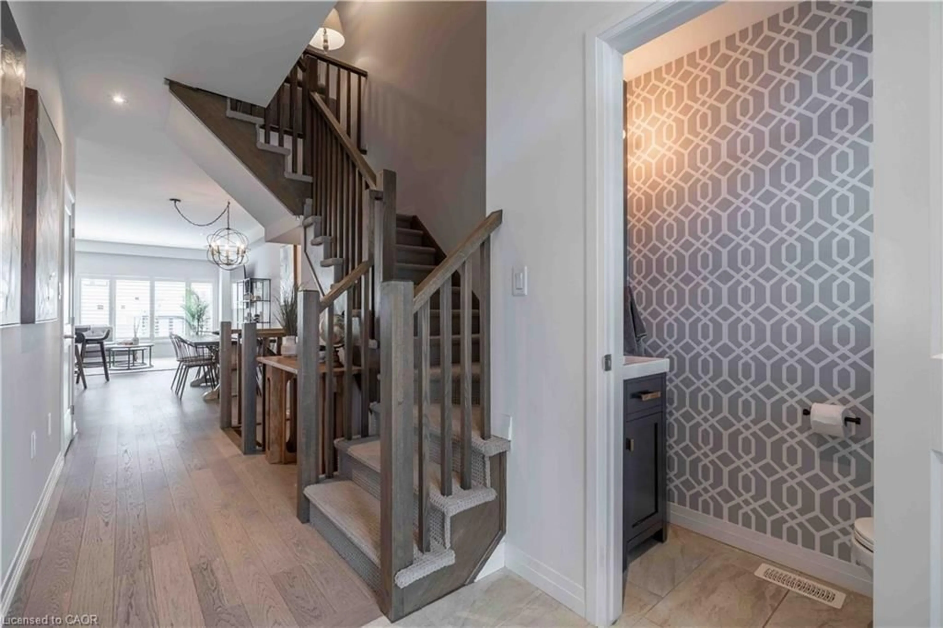 Indoor entryway for 4005 Crown St, Beamsville Ontario L3J 0S8