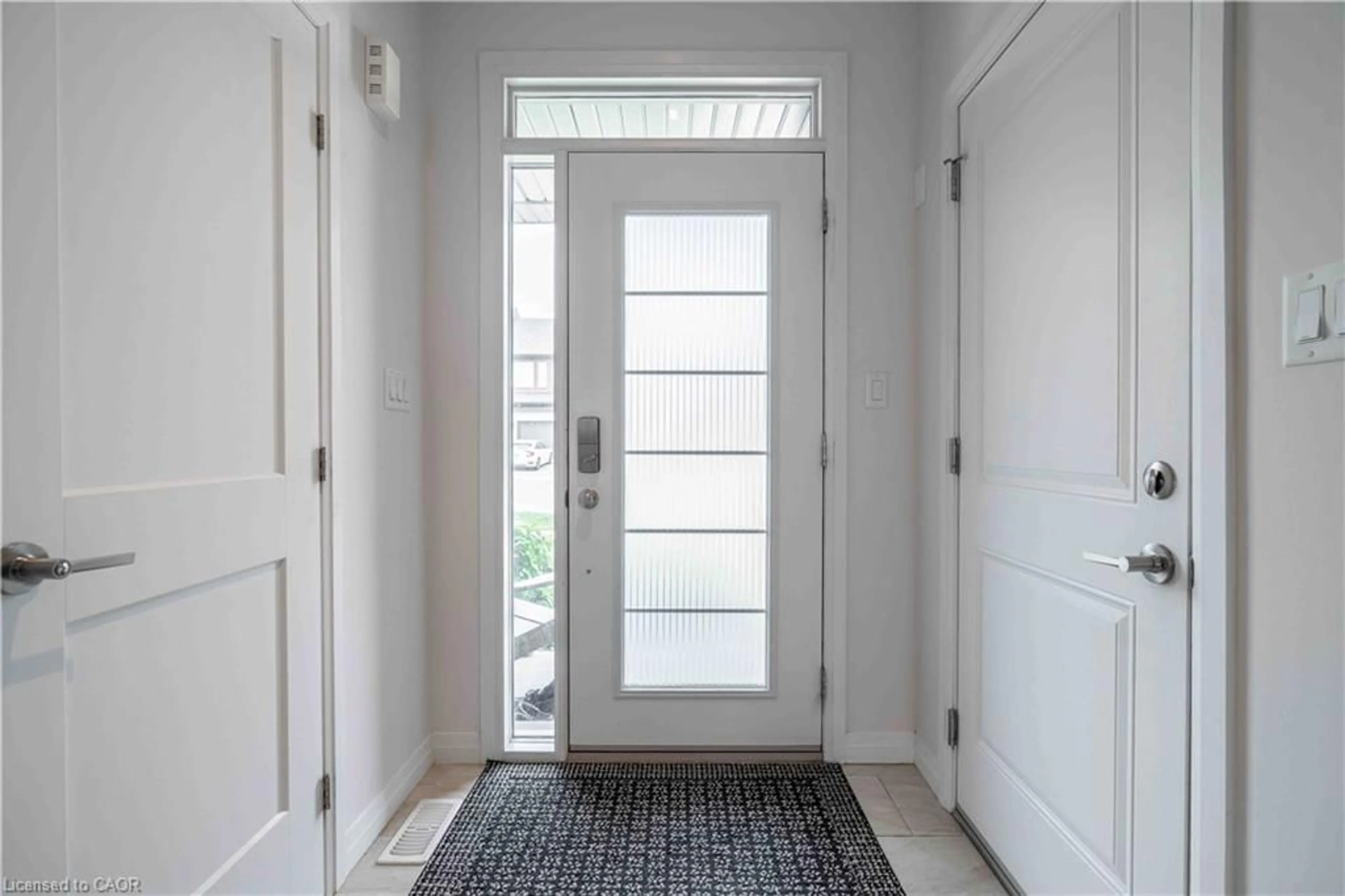 Indoor entryway for 4005 Crown St, Beamsville Ontario L3J 0S8