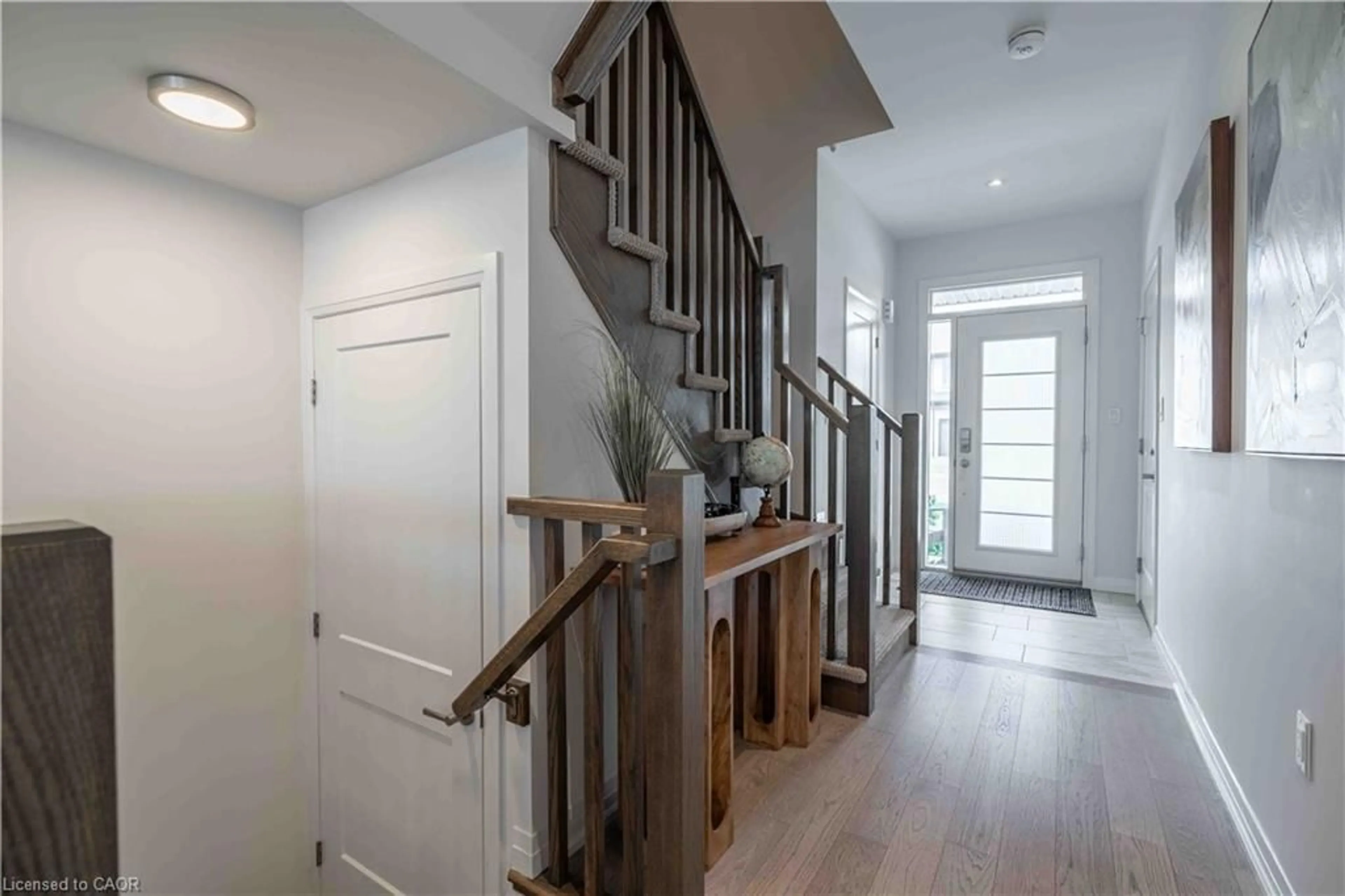 Indoor entryway for 4005 Crown St, Beamsville Ontario L3J 0S8
