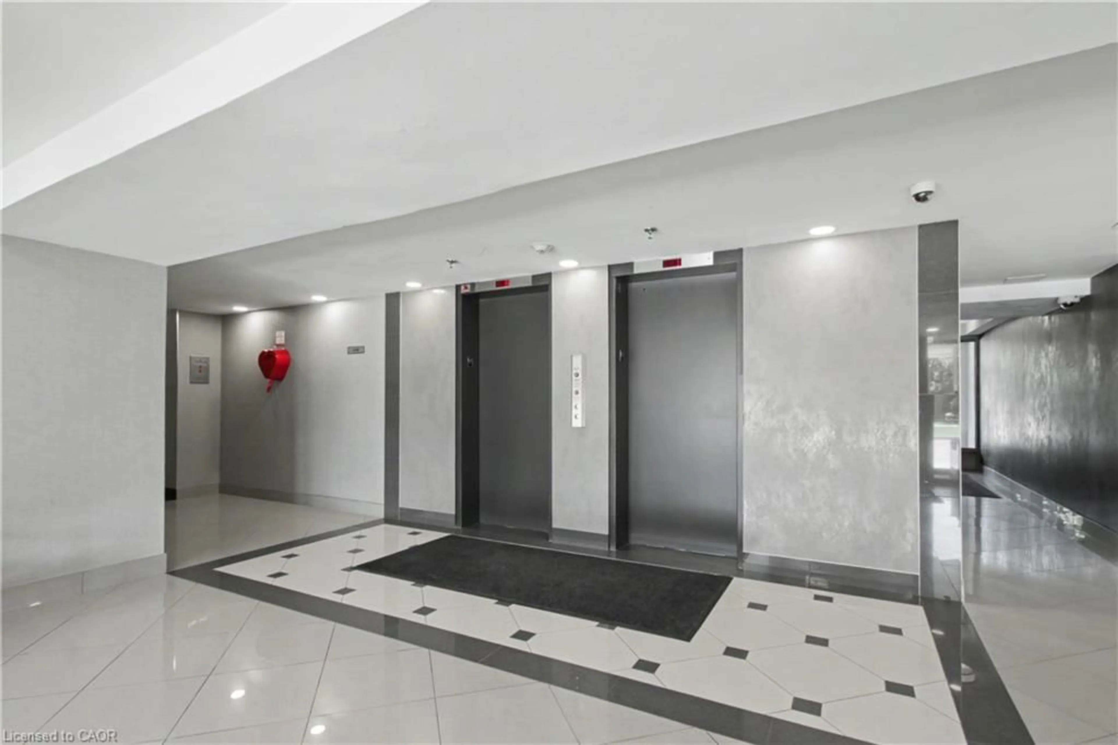 Indoor foyer for 2301 Derry Rd #510, Mississauga Ontario L5N 2R4
