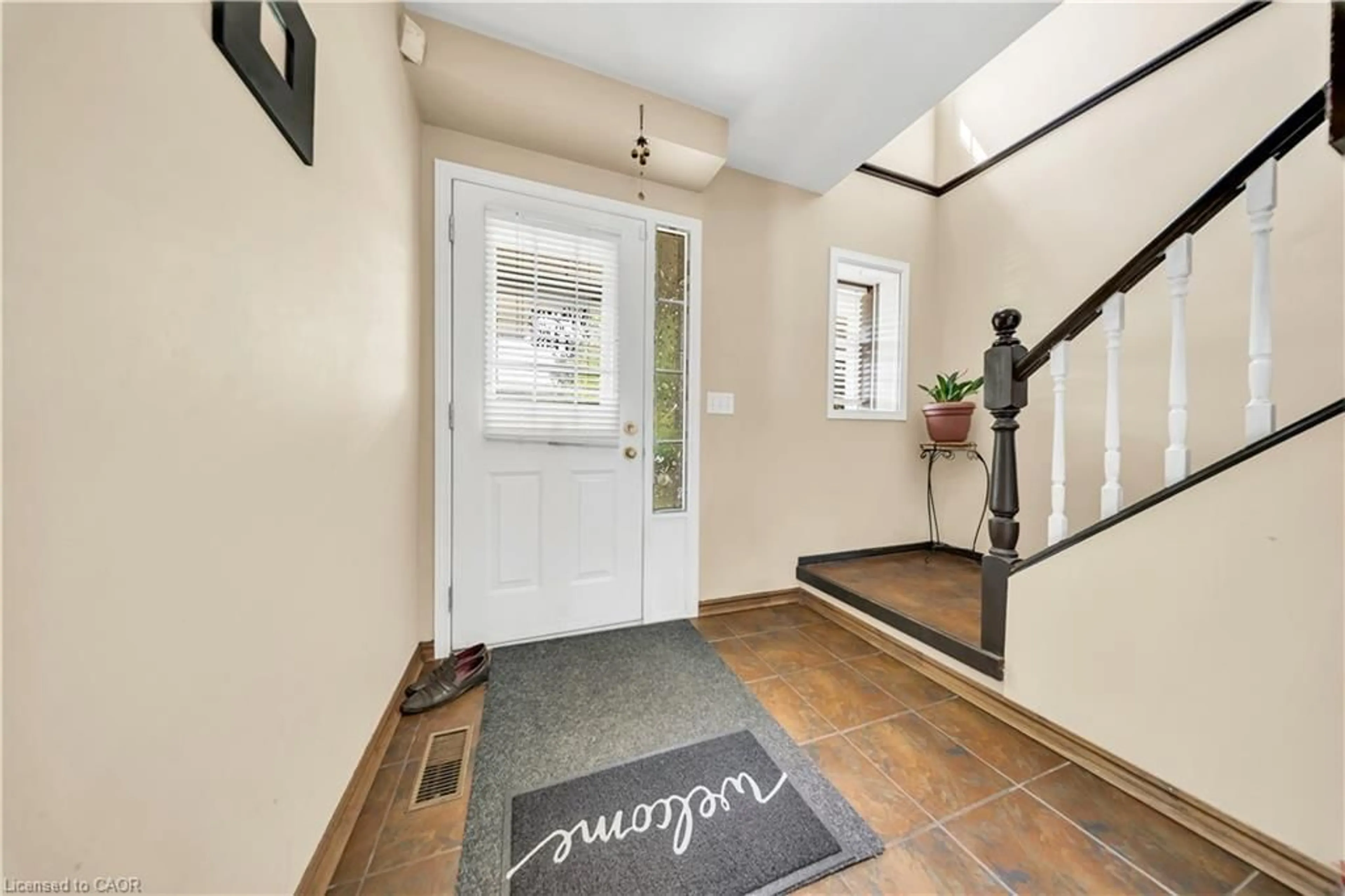 Indoor entryway for 17 Buckthorn Cres, Guelph Ontario N1E 7C3