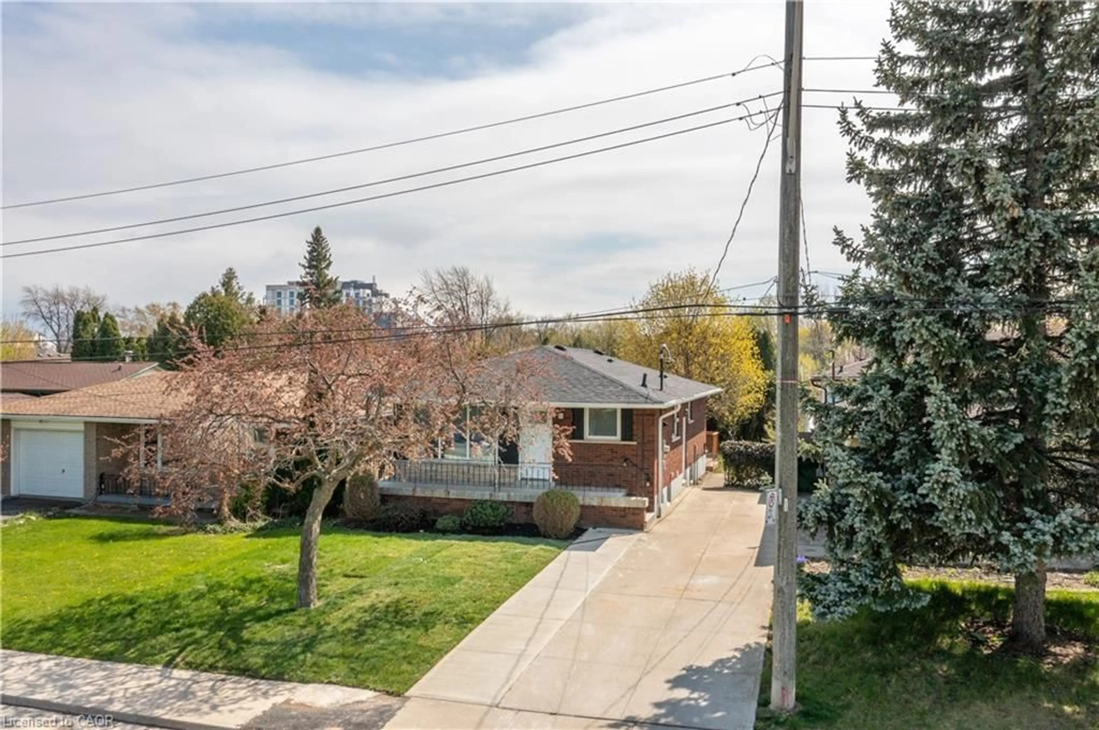 A pic from outside/outdoor area/front of a property/back of a property/a pic from drone, street for 23 Tyrone Dr, Hamilton Ontario L9C 2M6