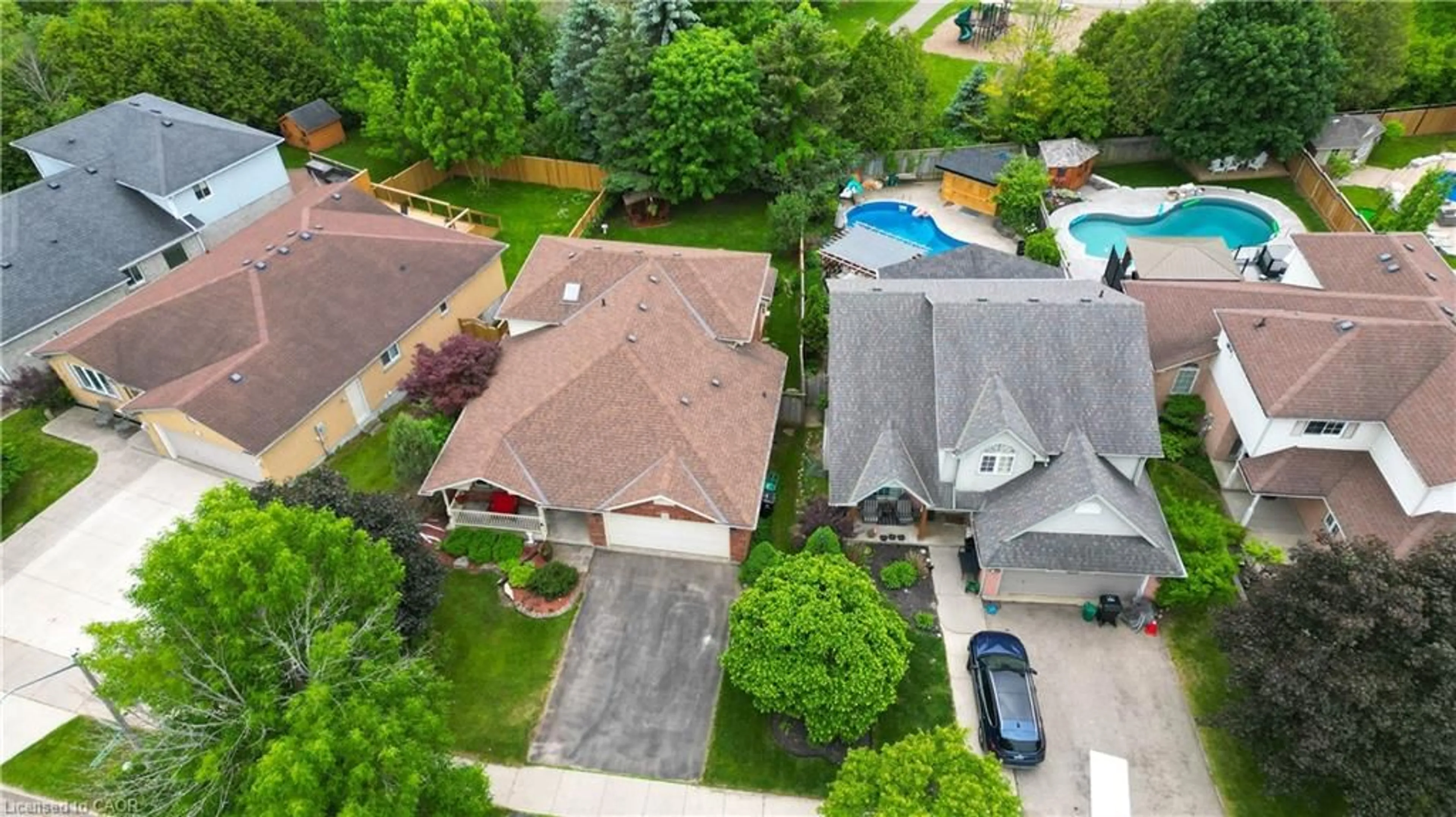 A pic from outside/outdoor area/front of a property/back of a property/a pic from drone, street for 599 Coldstream Dr, Waterloo Ontario N2V 2H3