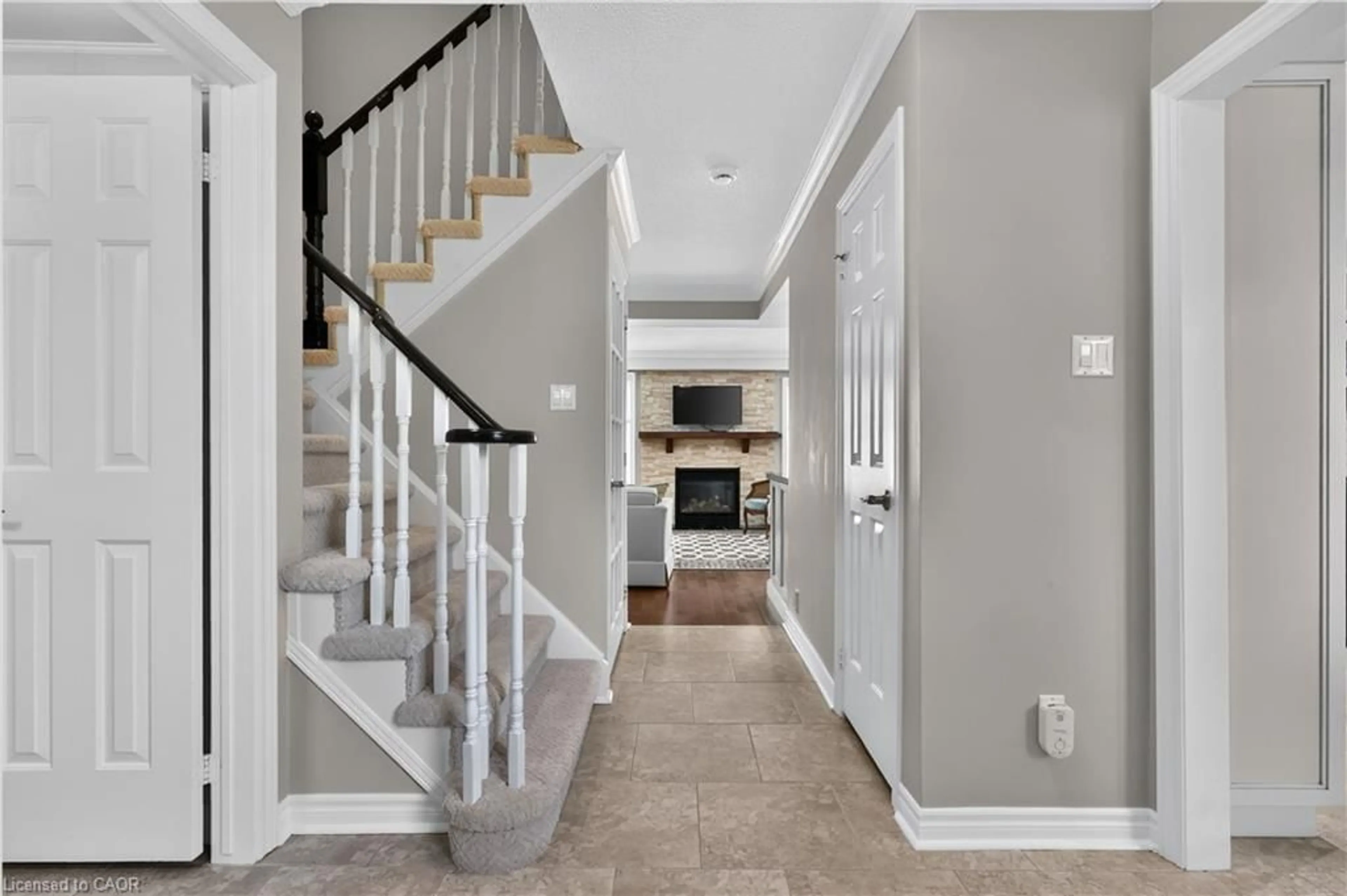 Indoor entryway for 1724 The Chase #6, Mississauga Ontario L5M 4P2