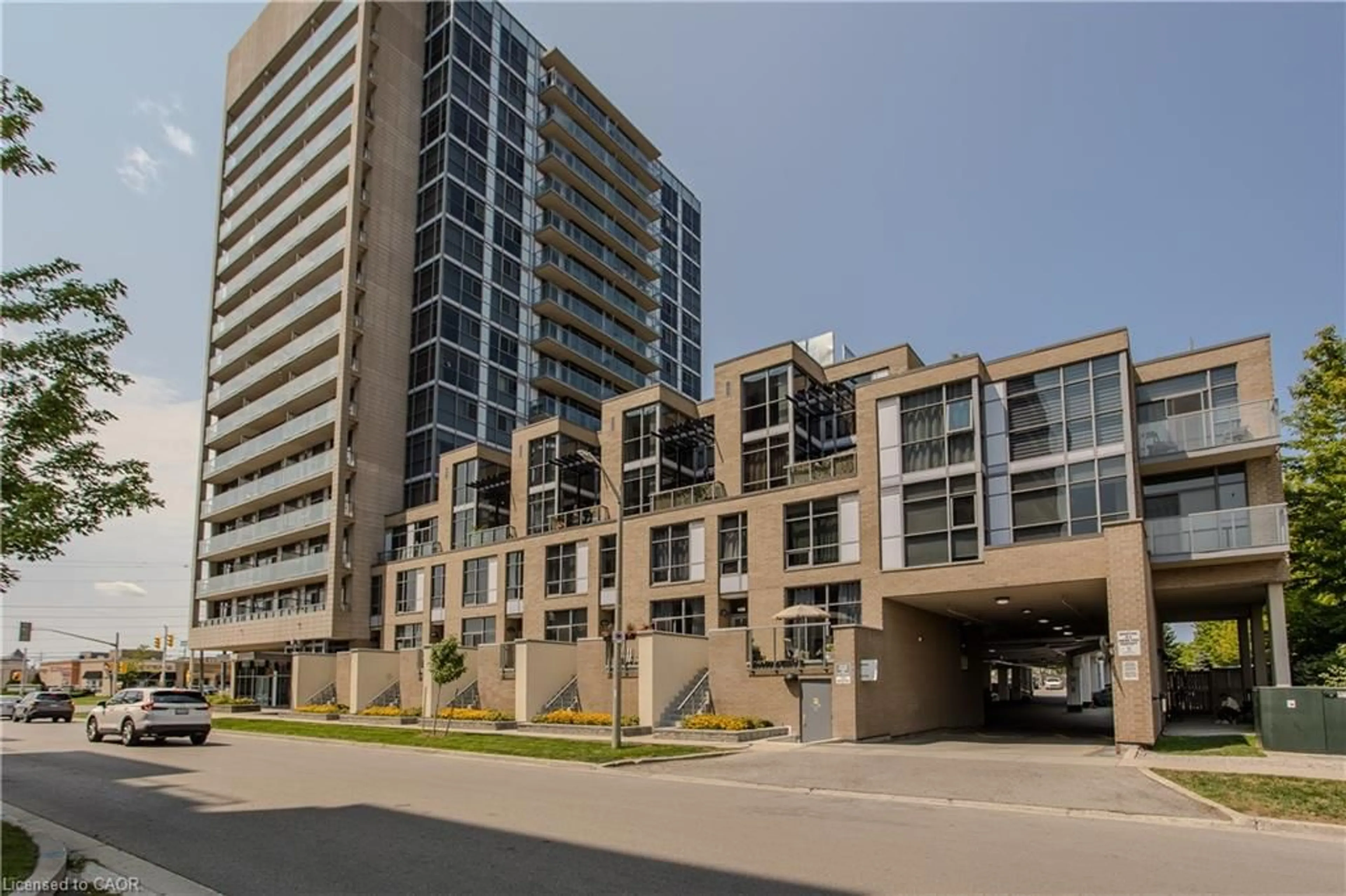 Indoor foyer for 1940 Ironstone Dr #204, Burlington Ontario L7L 0E4