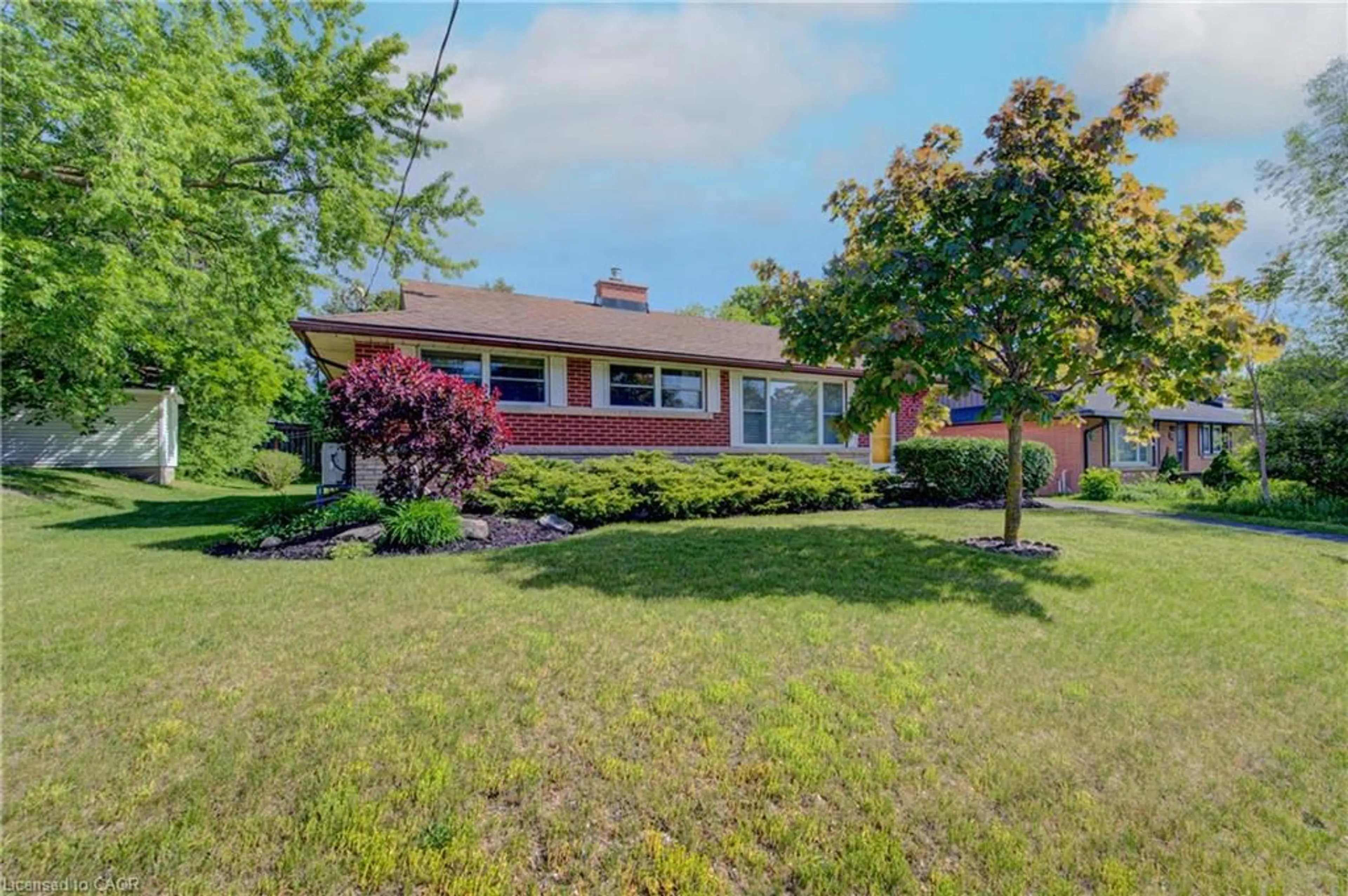 A pic from outside/outdoor area/front of a property/back of a property/a pic from drone, street for 251 Union St, Waterloo Ontario N2J 1E3