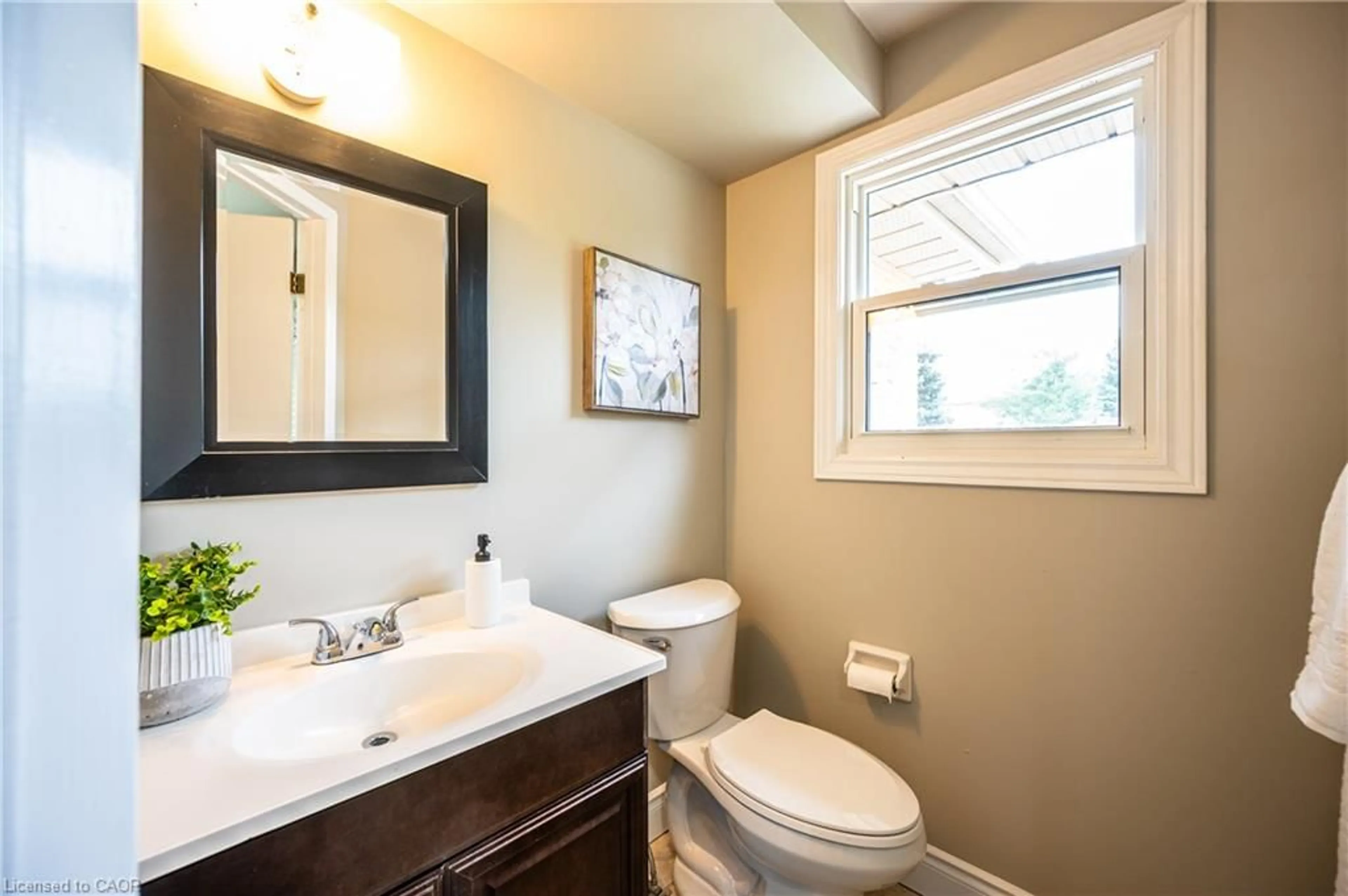 Standard bathroom, ceramic/tile floor for 601 Pinerow Cres #A, Waterloo Ontario N2T 2K6