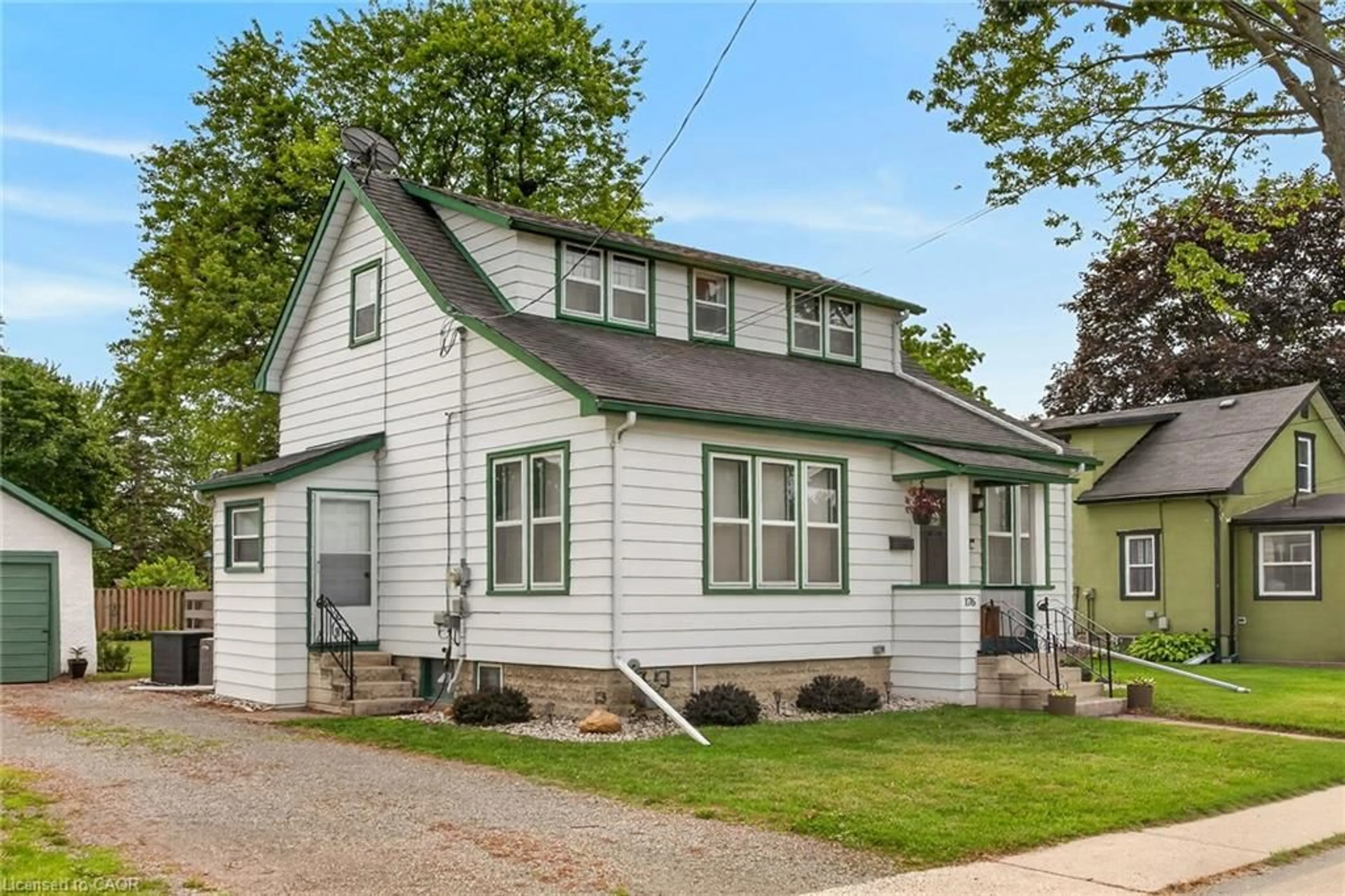 Home with vinyl exterior material, street for 176 Cross St, Dunnville Ontario N1A 1B8