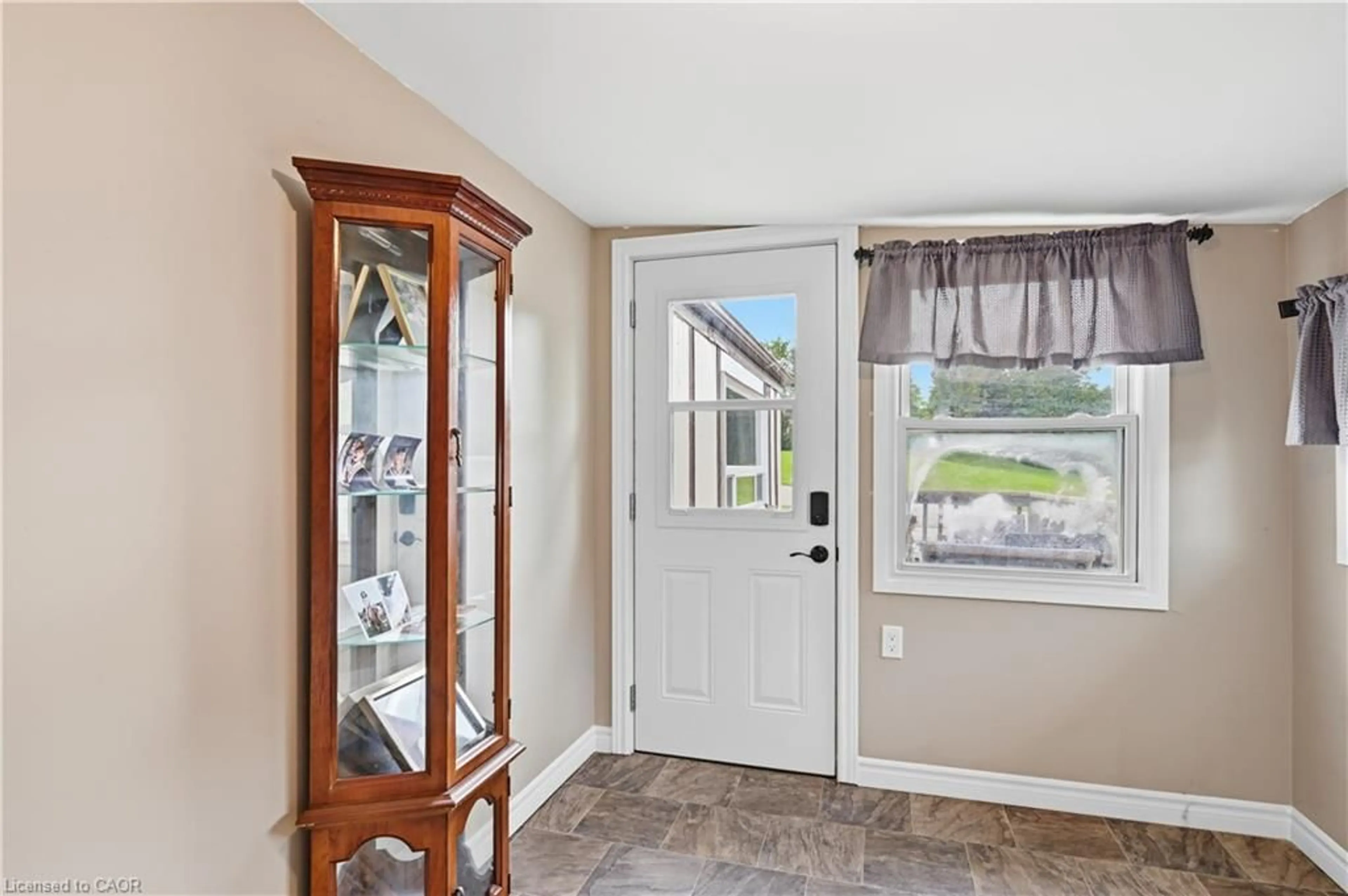 Indoor entryway for 73 Park Lane, Flamborough Ontario N0B 2J0