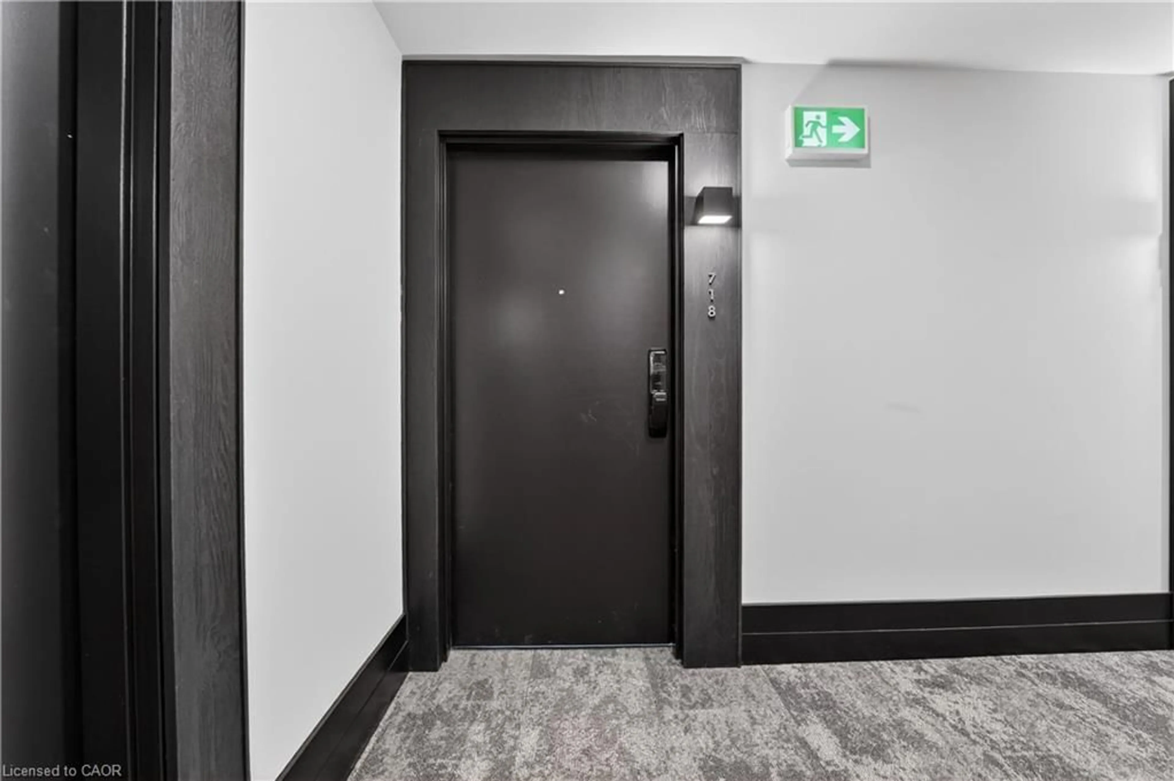 Indoor foyer for 461 Green Rd #718, Stoney Creek Ontario L8E 0L5