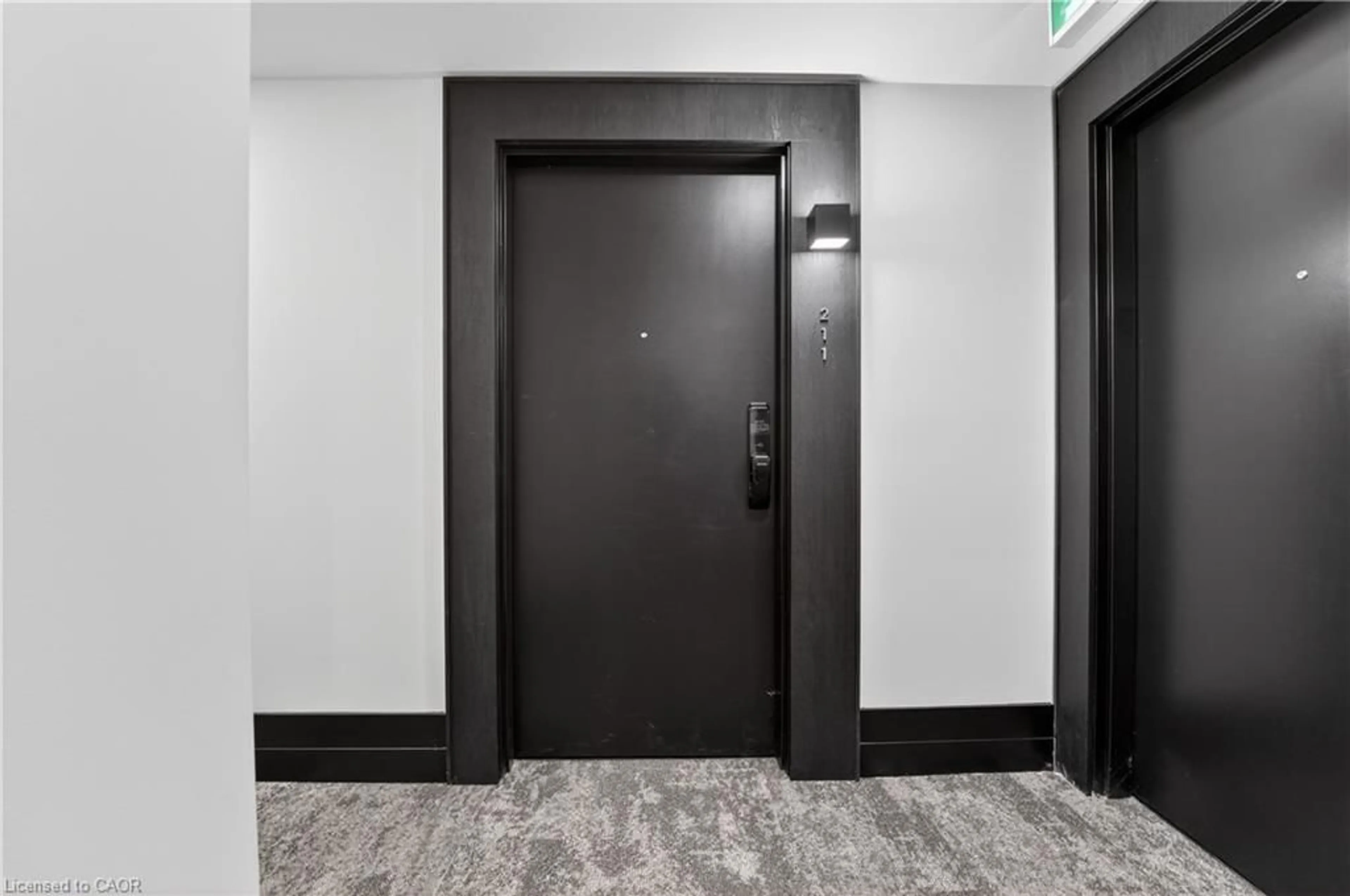 Indoor foyer for 461 Green Rd #211, Stoney Creek Ontario L8E 0L5