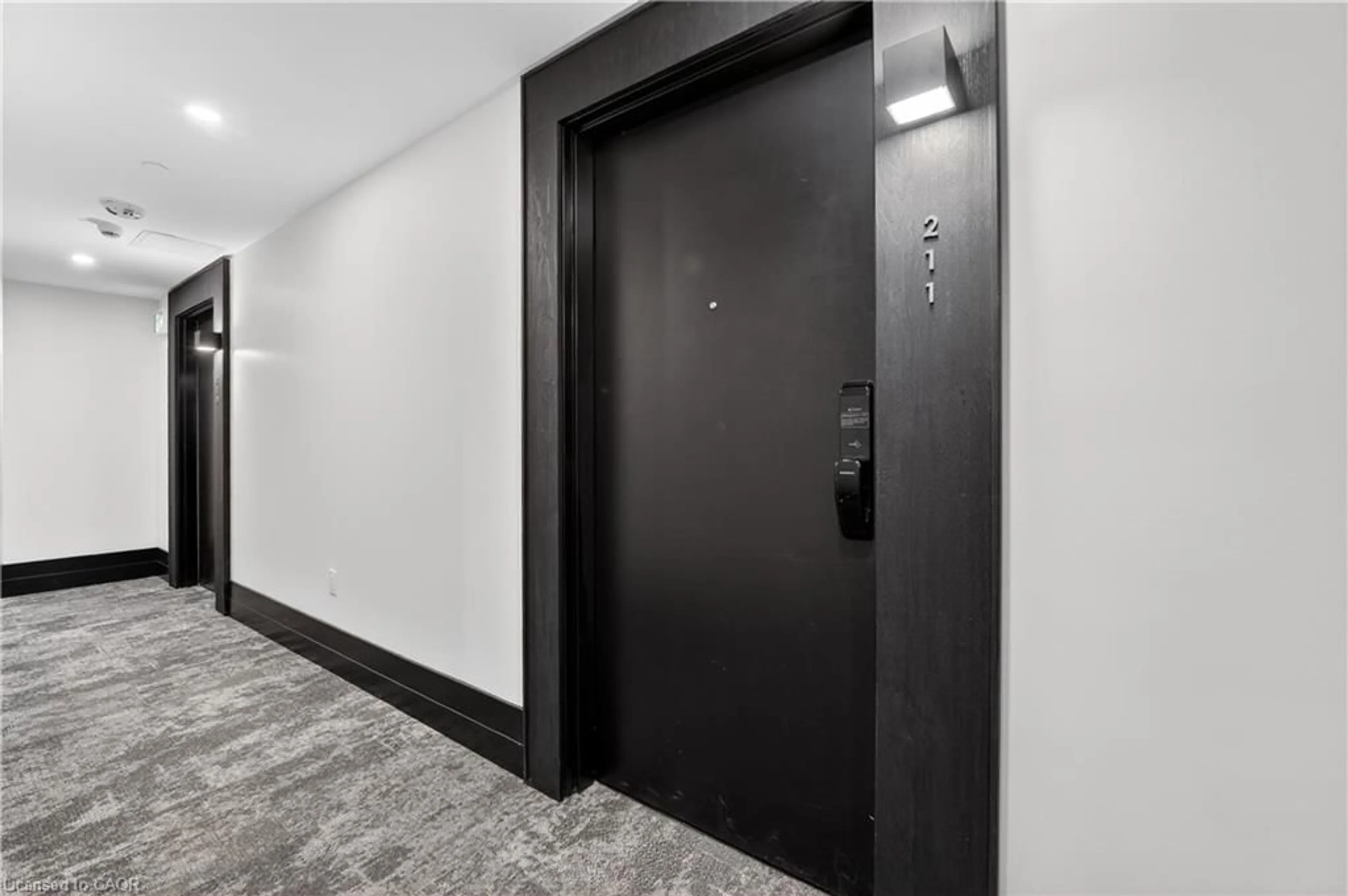 Indoor foyer for 461 Green Rd #211, Stoney Creek Ontario L8E 0L5