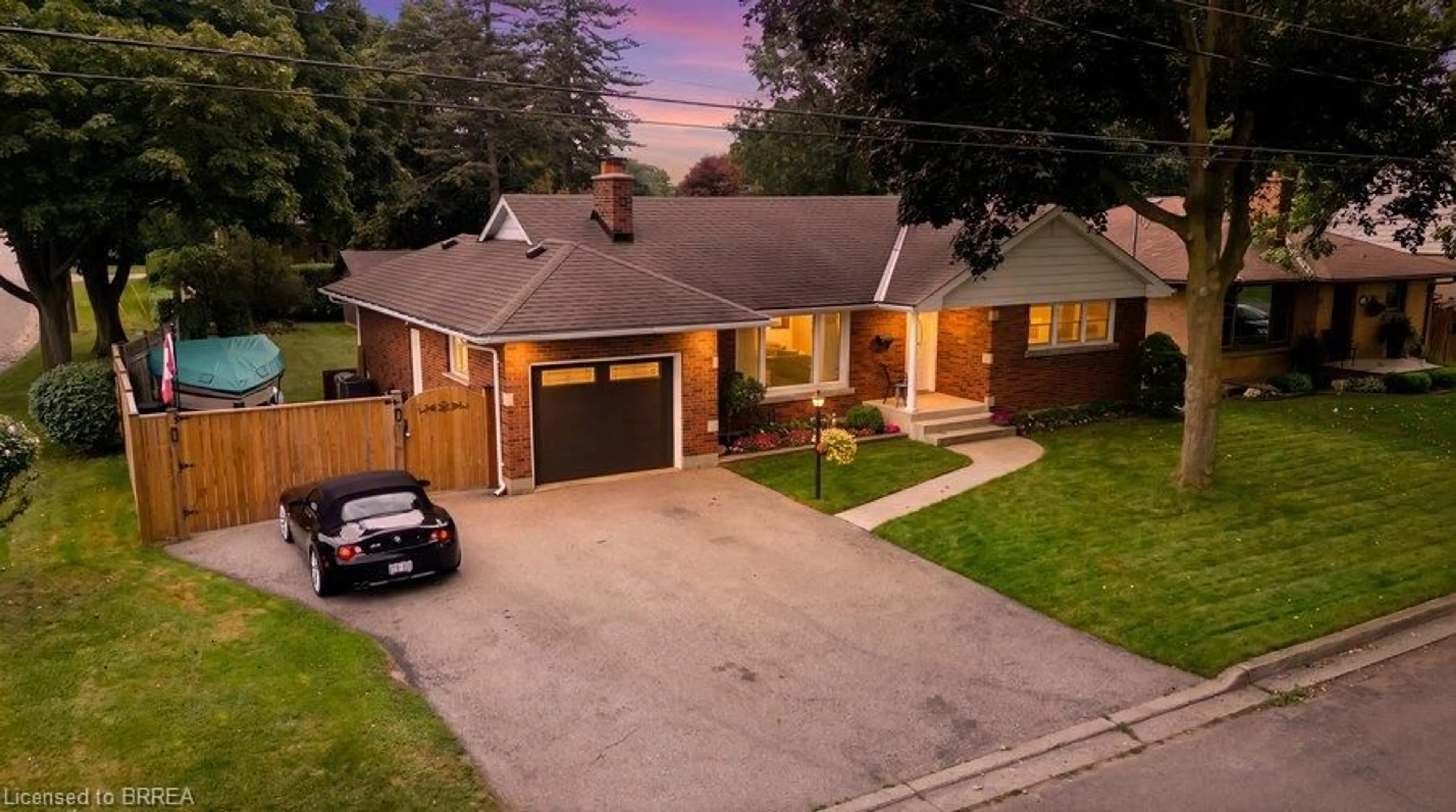 A pic from outside/outdoor area/front of a property/back of a property/a pic from drone, street for 37 Burke Ave, Brantford Ontario N3S 6V5