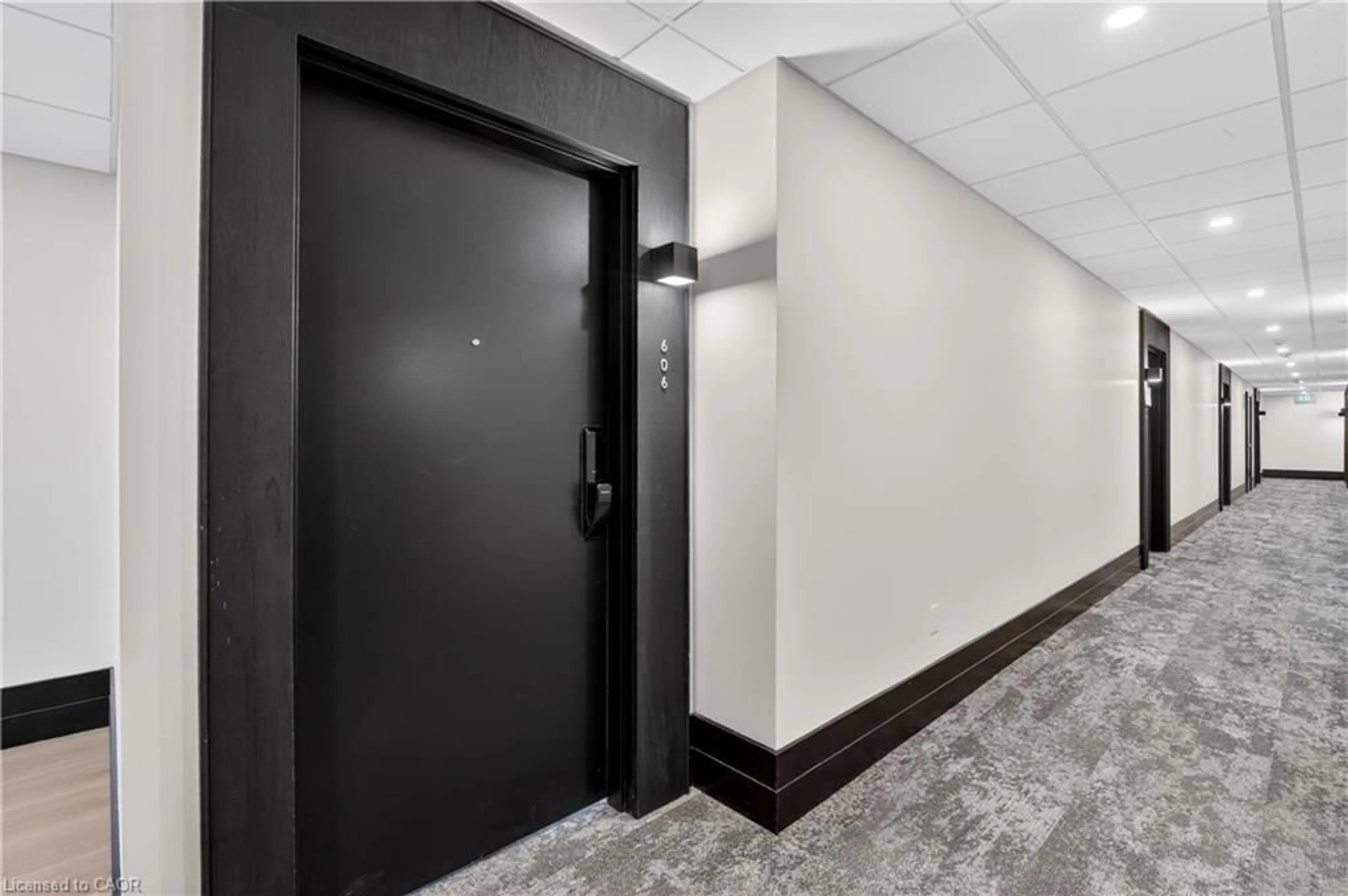 Indoor foyer for 461 Green Rd #606, Stoney Creek Ontario L8E 0L5