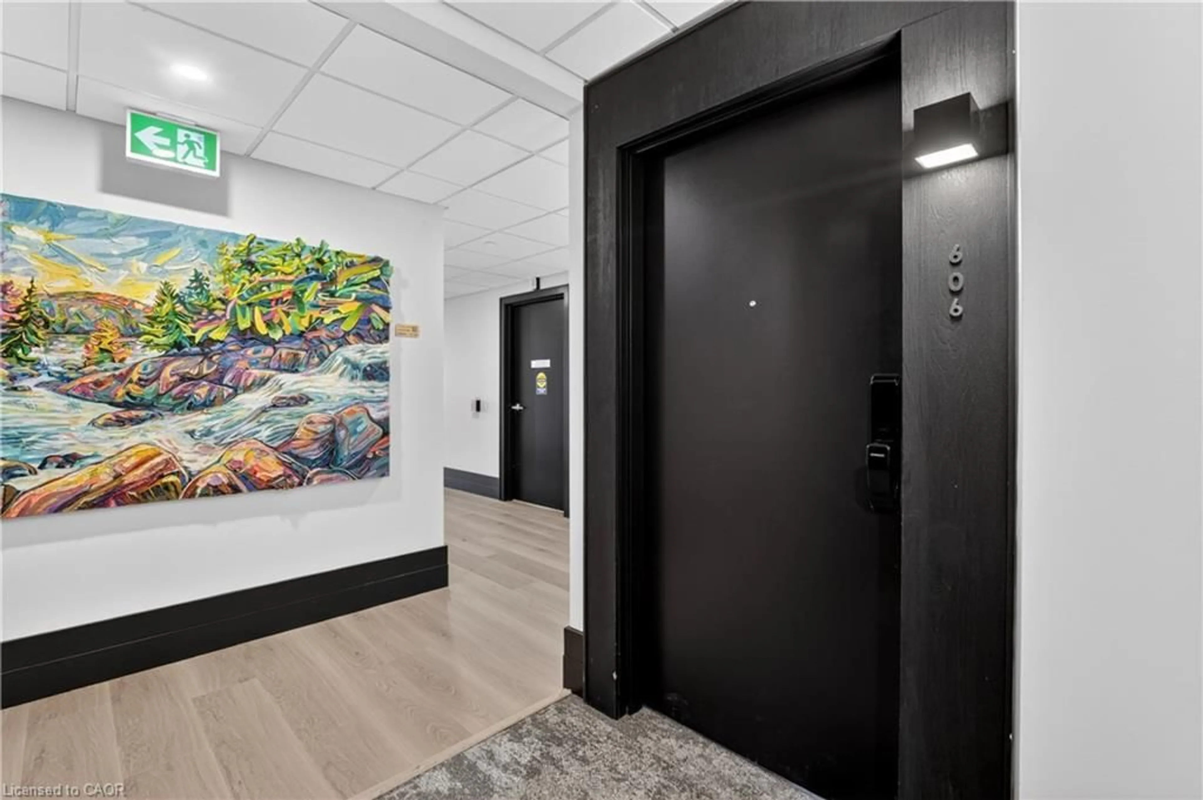 Indoor foyer for 461 Green Rd #606, Stoney Creek Ontario L8E 0L5