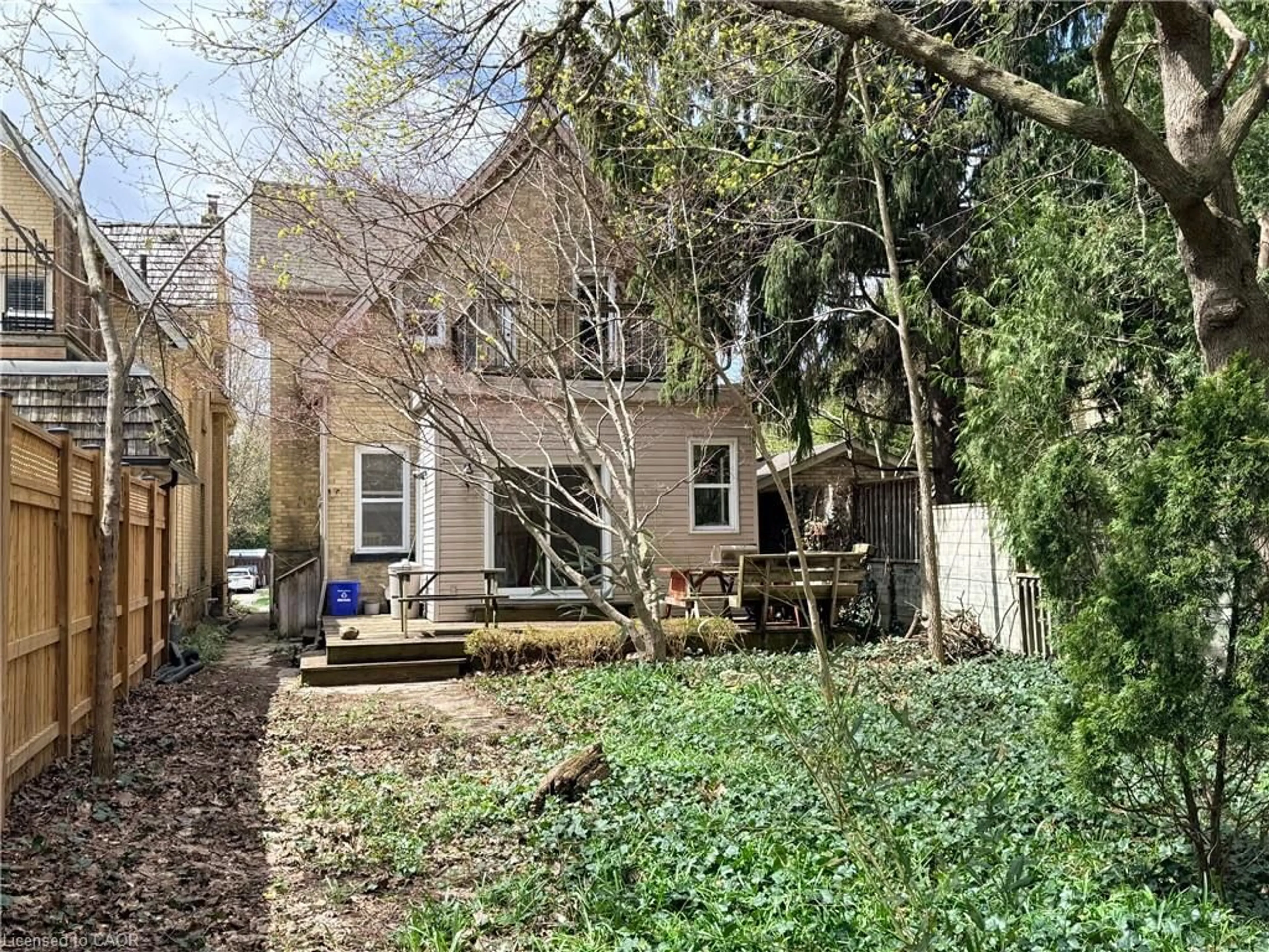 A pic from outside/outdoor area/front of a property/back of a property/a pic from drone, unknown for 802 Waterloo St, London Ontario N6A 3W4