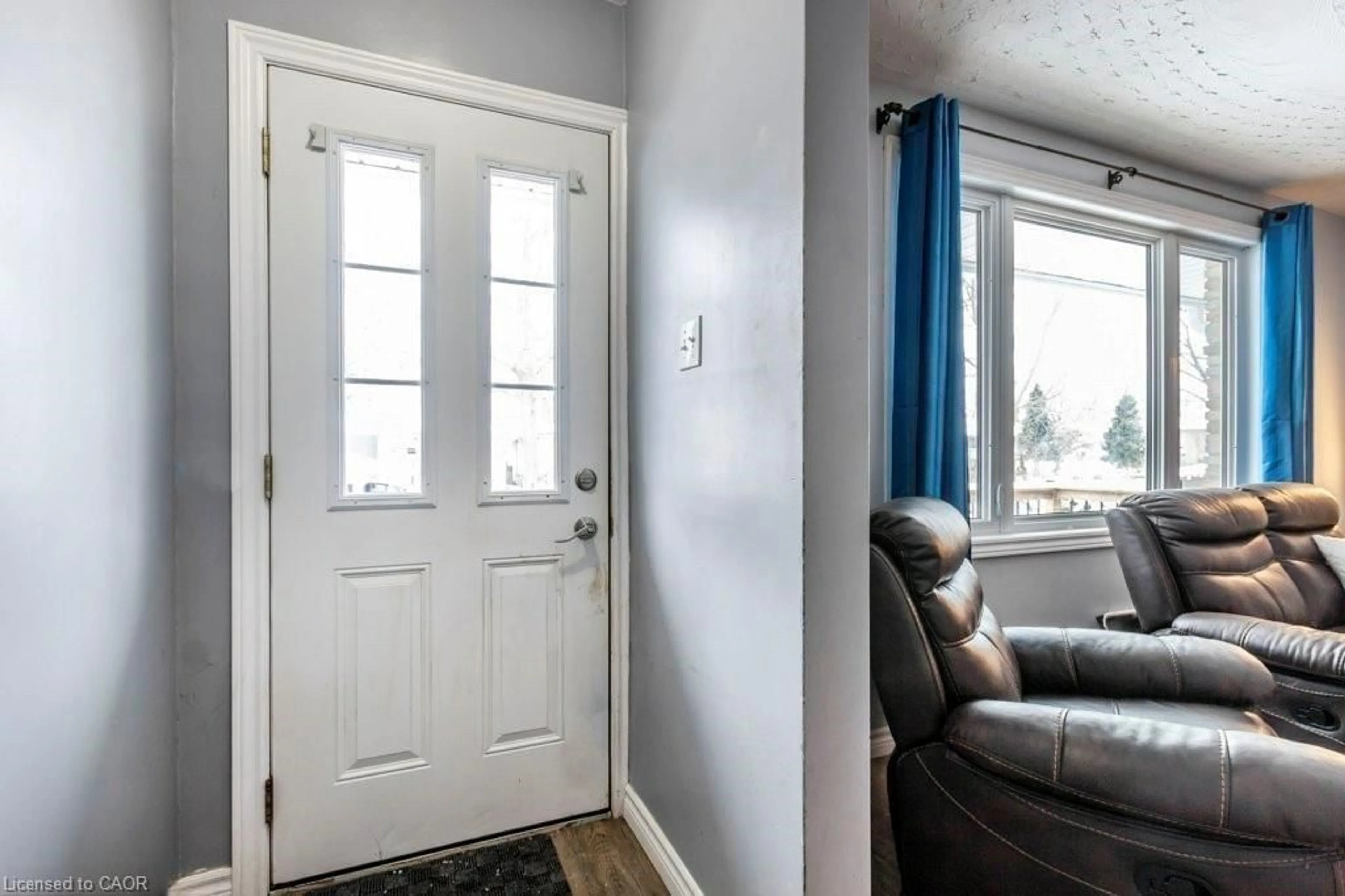 Indoor entryway for 510 Oakridge Pt, Waterloo Ontario N2L 4P2