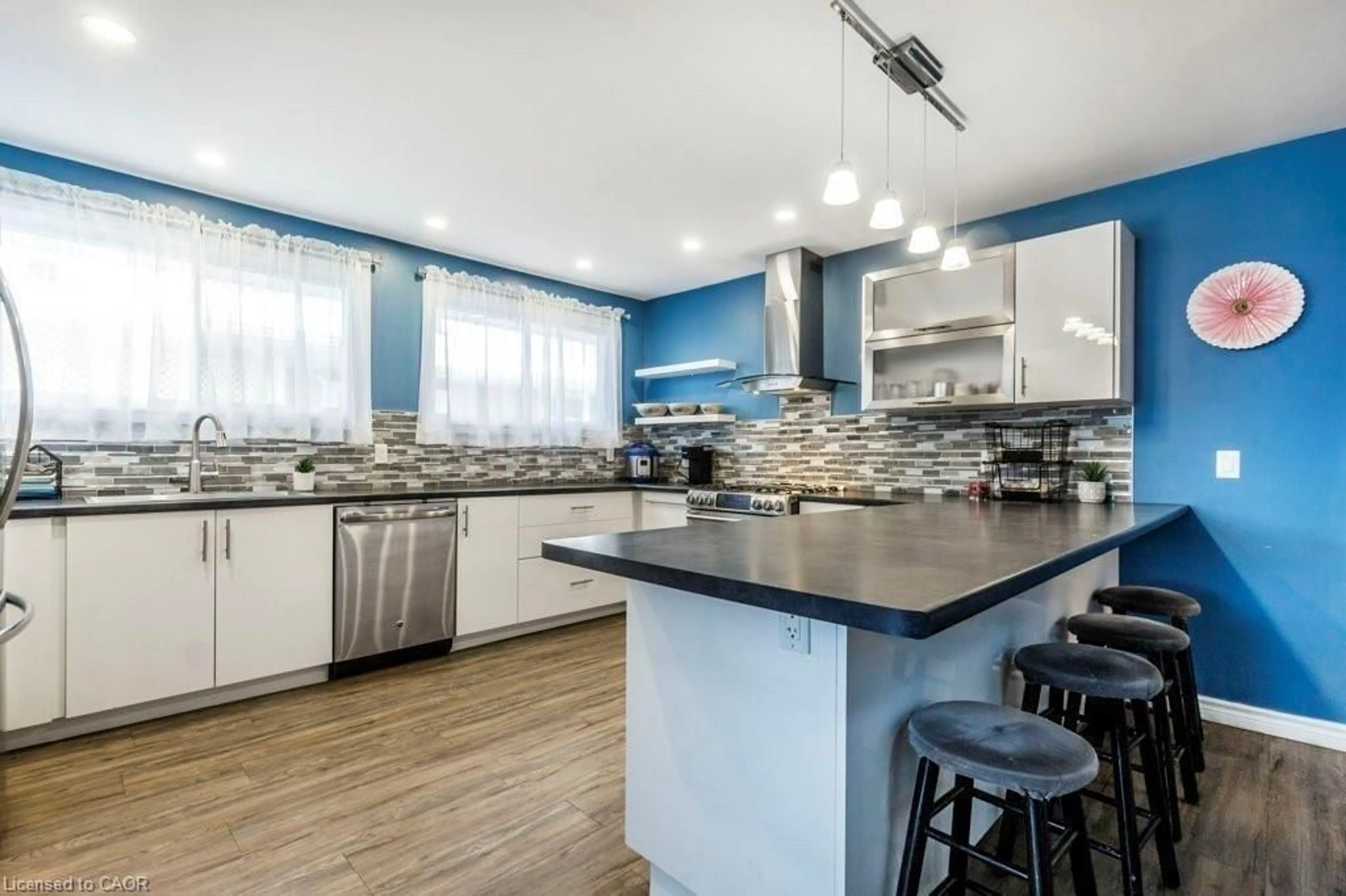 Open concept kitchen, unknown for 510 Oakridge Pt, Waterloo Ontario N2L 4P2