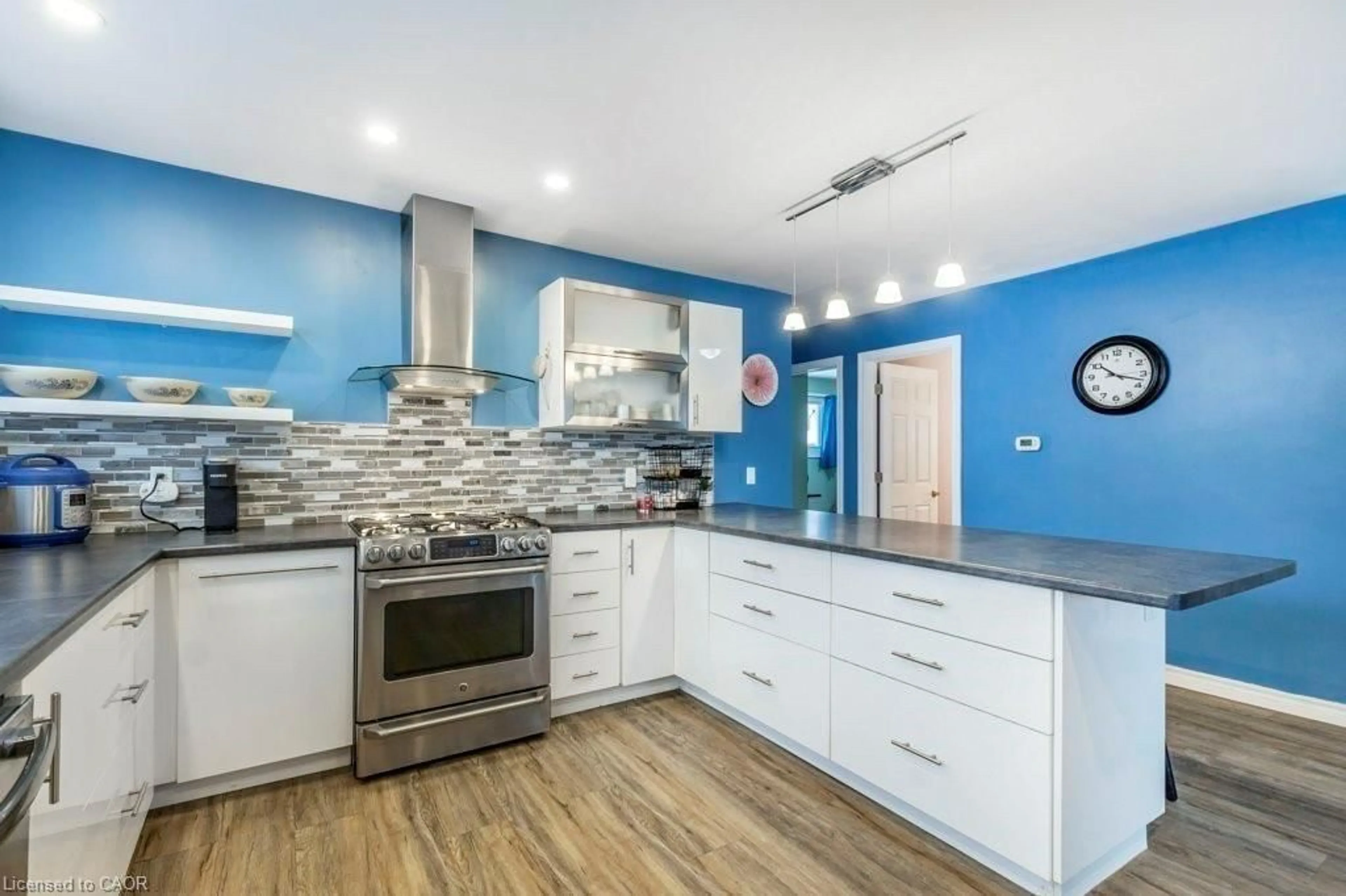 Contemporary kitchen, ceramic/tile floor for 510 Oakridge Pt, Waterloo Ontario N2L 4P2