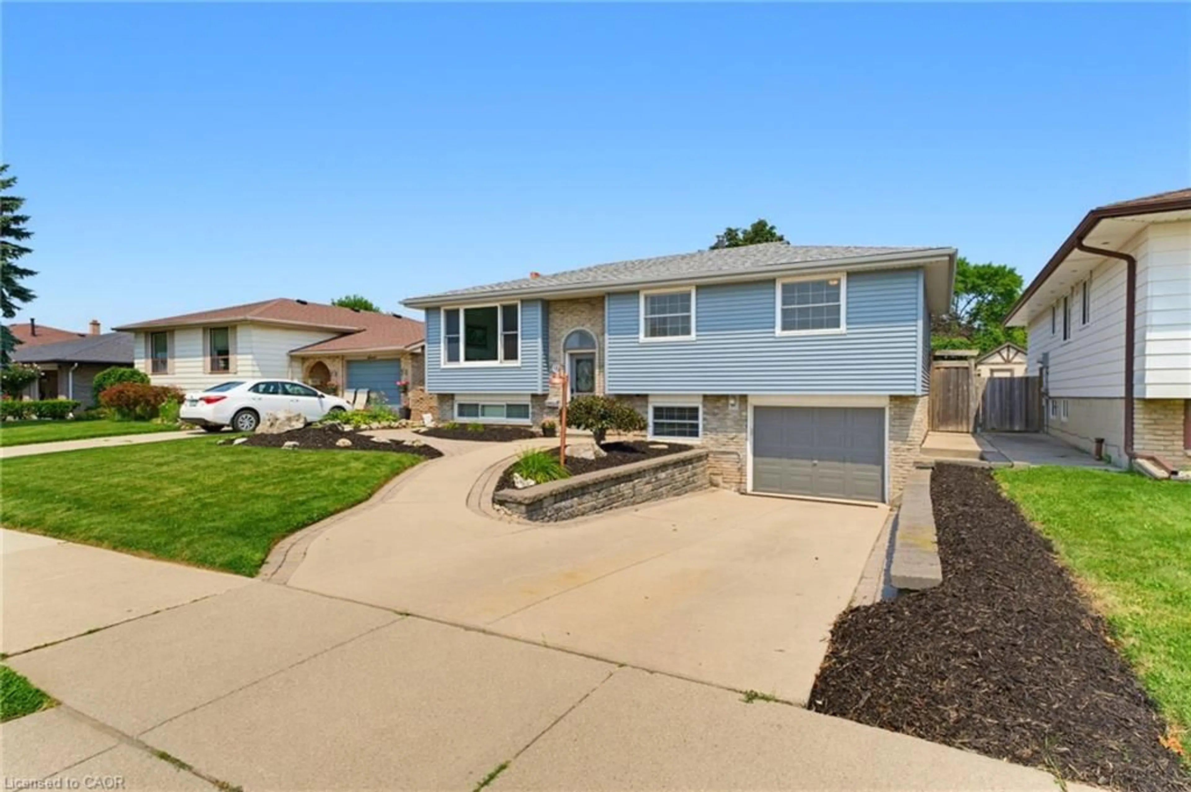 Home with vinyl exterior material, street for 9 Carpenter Ave, Hamilton Ontario L8E 2V2